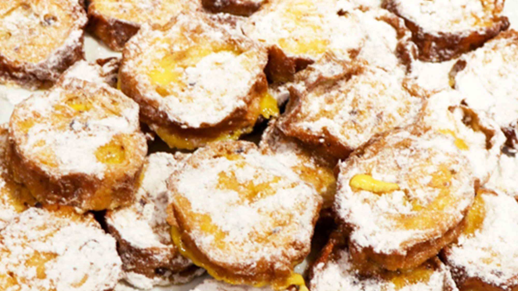 朝食バイキング一例：独特の食感と風味の良さが特徴の「仙台麩」をフレンチトースト風に仕上げました。