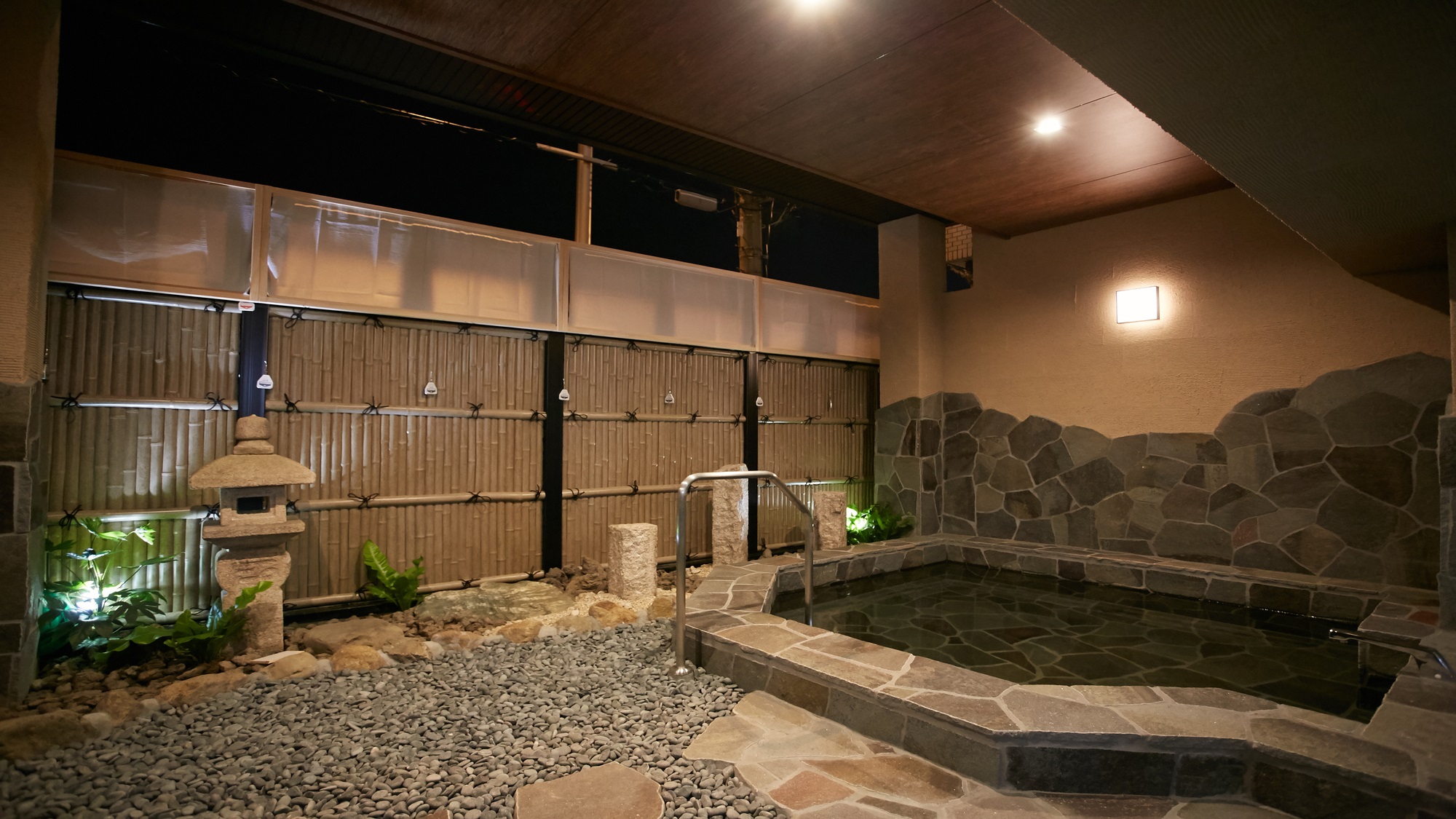 別館大浴場（露天風呂）：新大阪の街の風を感じながら、リラックス＆リフレッシュ♪男女時間交代制です。