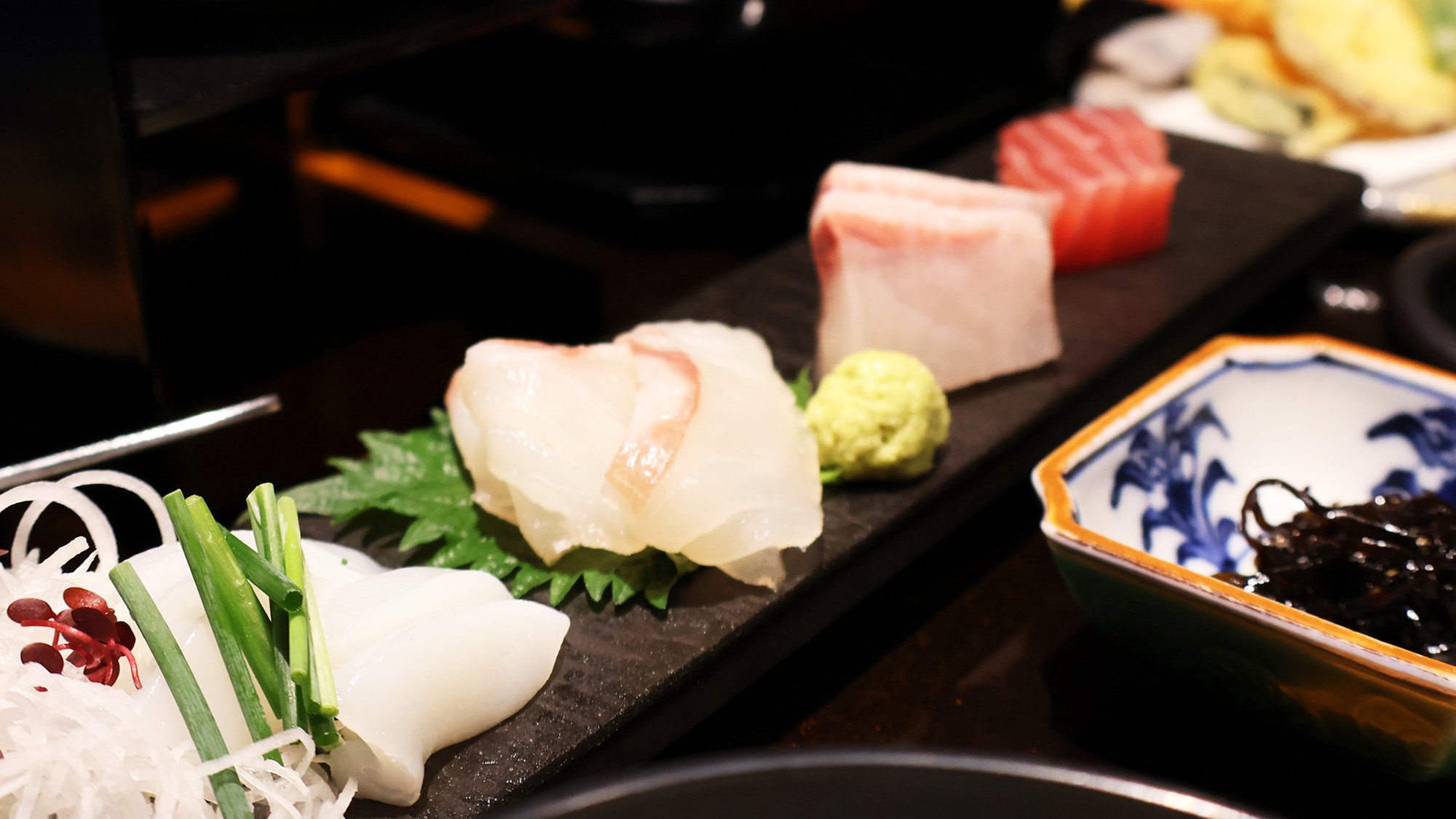 夕食一例：一品一品丁寧に仕上げた料理で、心あたたまるひとときをお楽しみください。