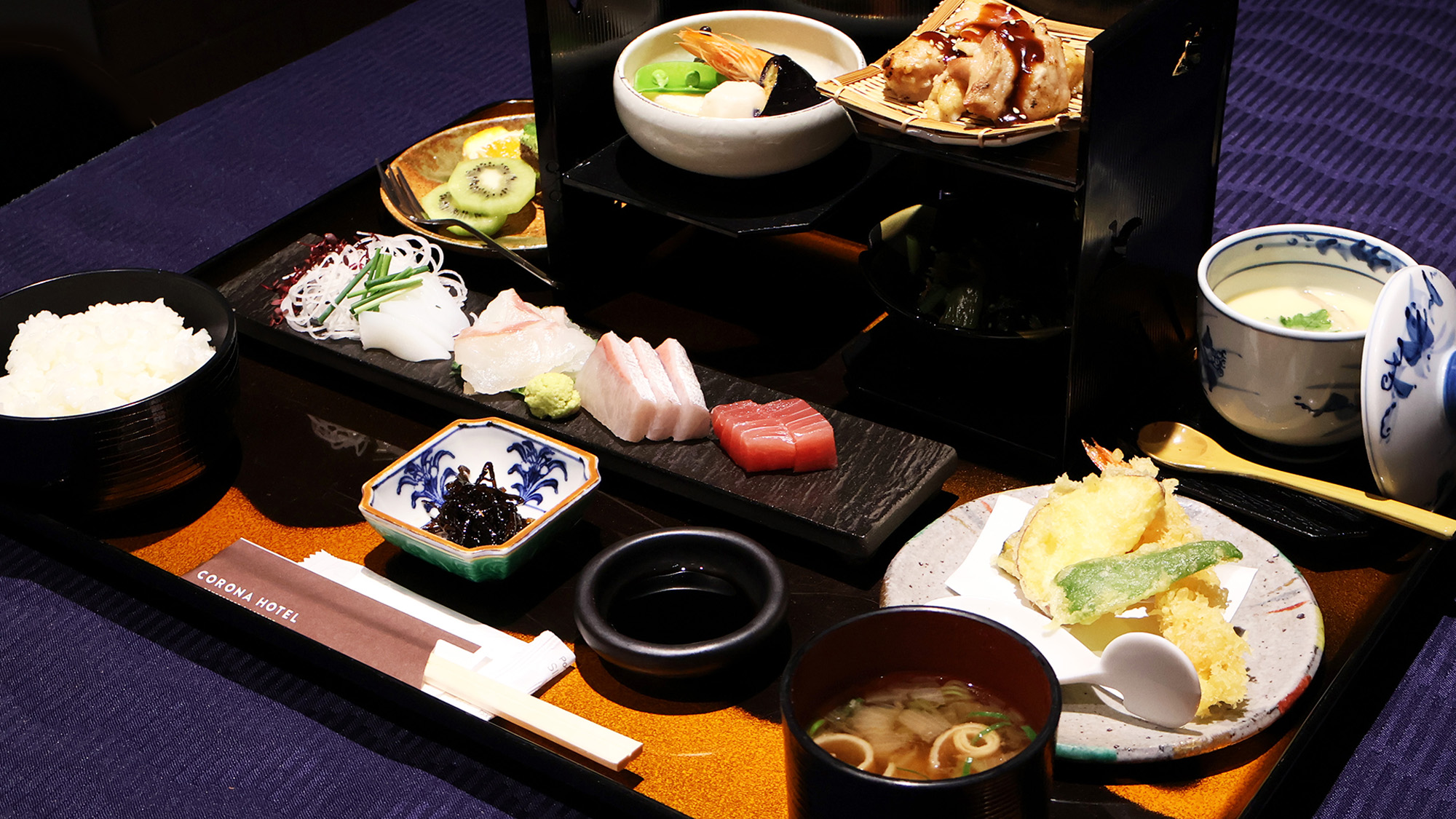 夕食一例：旬の味覚を取り入れた、料理長こだわりの和定食です。
