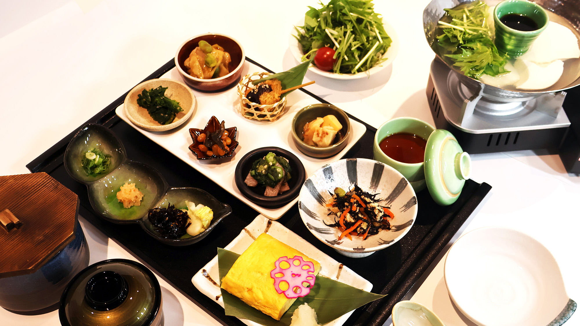 関西味めぐり夕食一例：「湯豆腐御膳」京都産の豆腐を使用した湯豆腐に、彩り豊かなおばんざいを添えて。