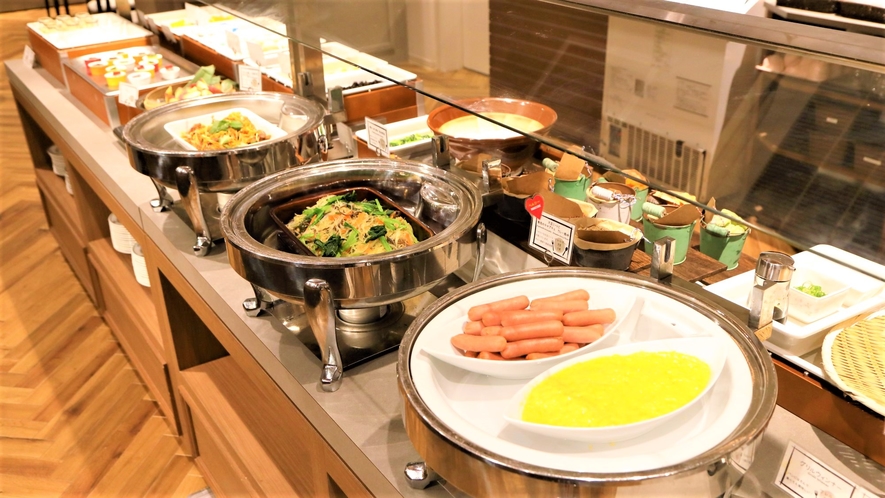 朝食バイキング一例：和・洋それぞれに四季折々の素材を活かした、シェフ自慢の料理の数々。