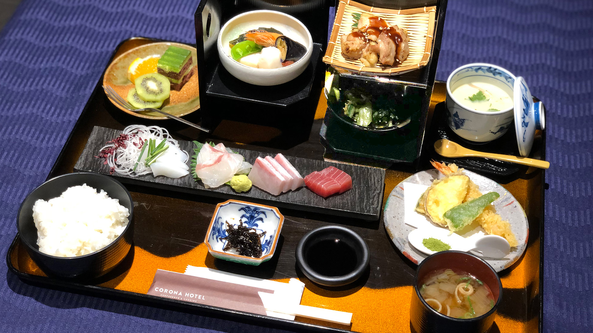 夕食一例：旬の味覚を取り入れた、料理長こだわりの和定食です。