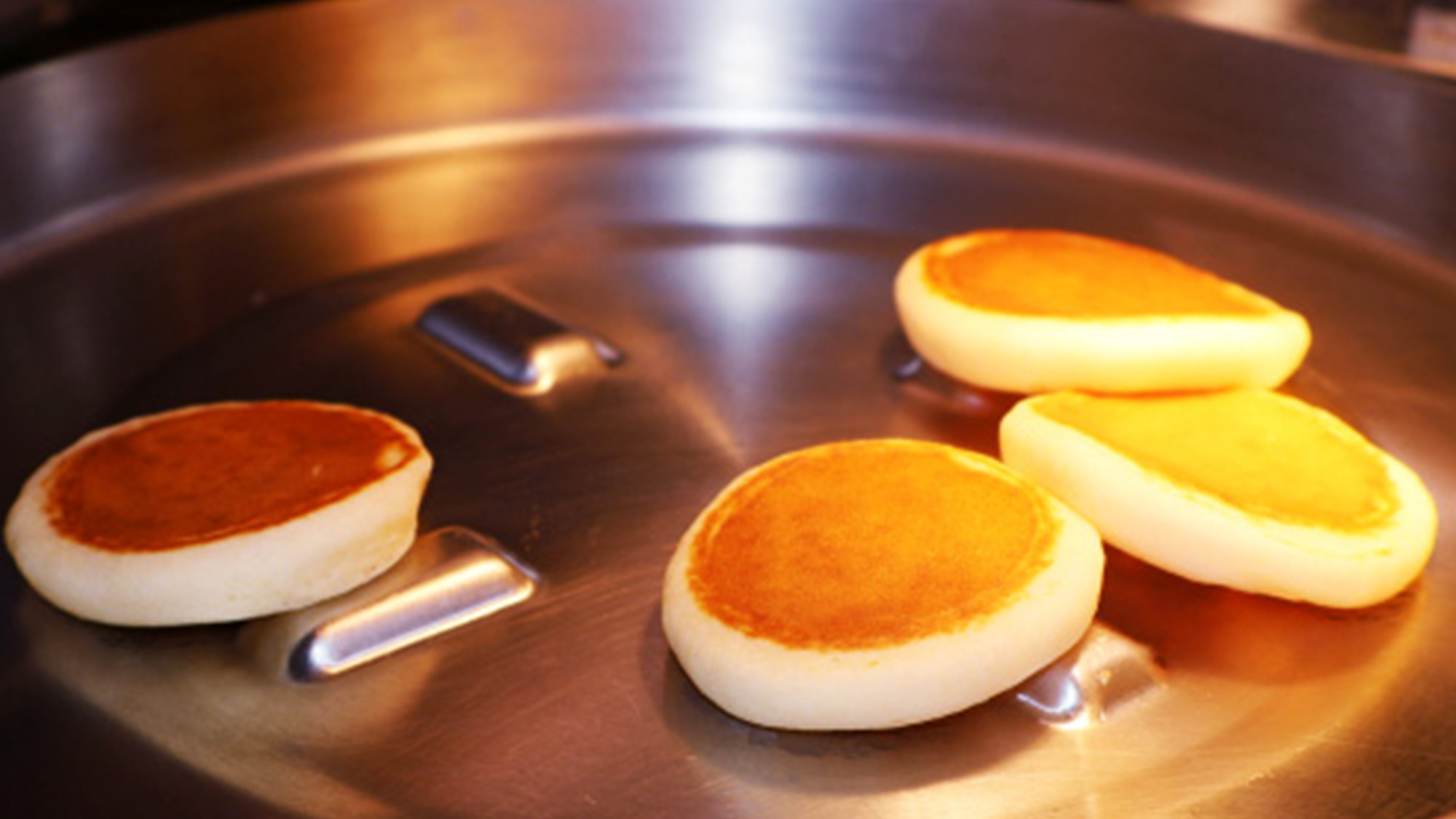 朝食バイキング一例：一口サイズのパンケーキに、ホイップやミックスベリー・ナッツなどを添えてお好みで♪