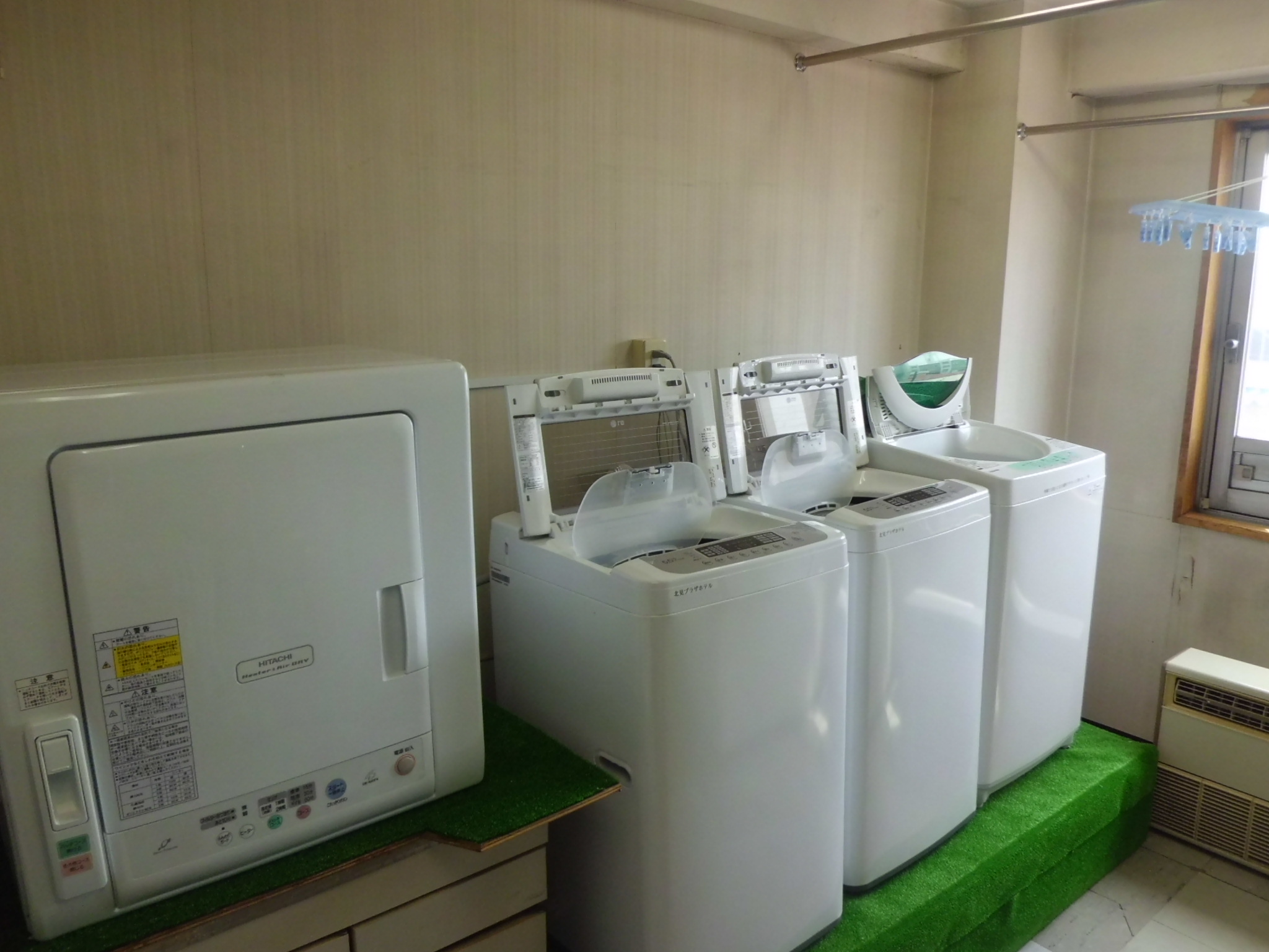 3階と5階合わせて洗濯機6台、乾燥機4台無料にてご利用できます。洗剤は100円でフロントでお買い求めください。