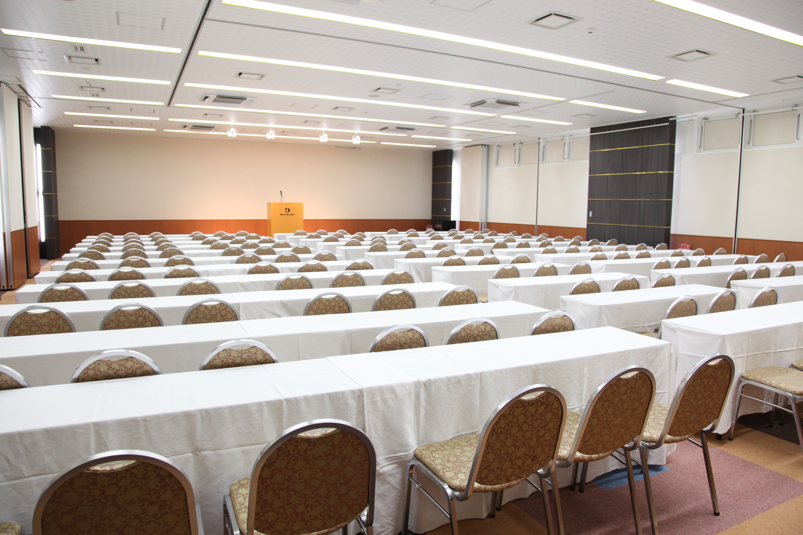 211㎡、64坪の広さでスクール形式で100名収容