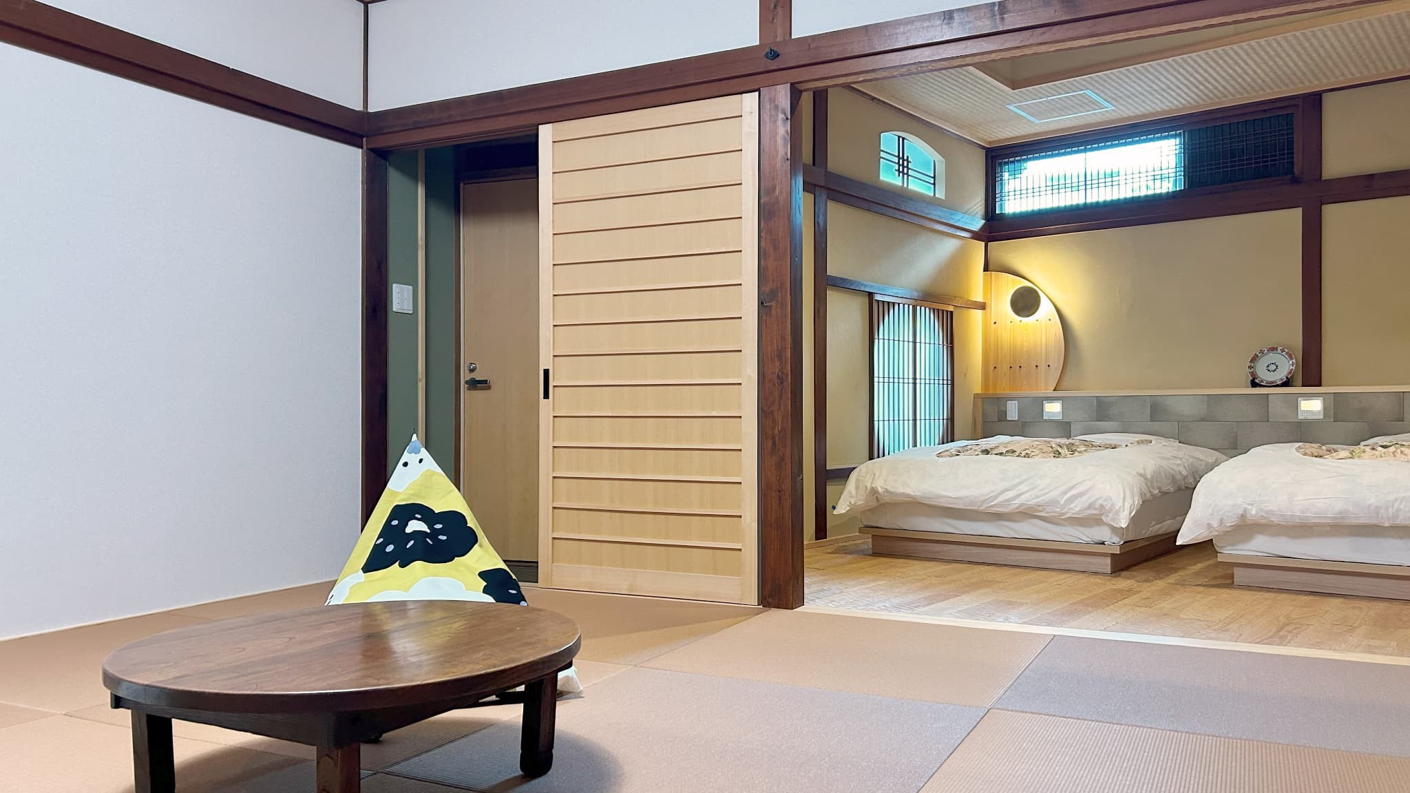 琉球畳とベッドのモダンな客室です。