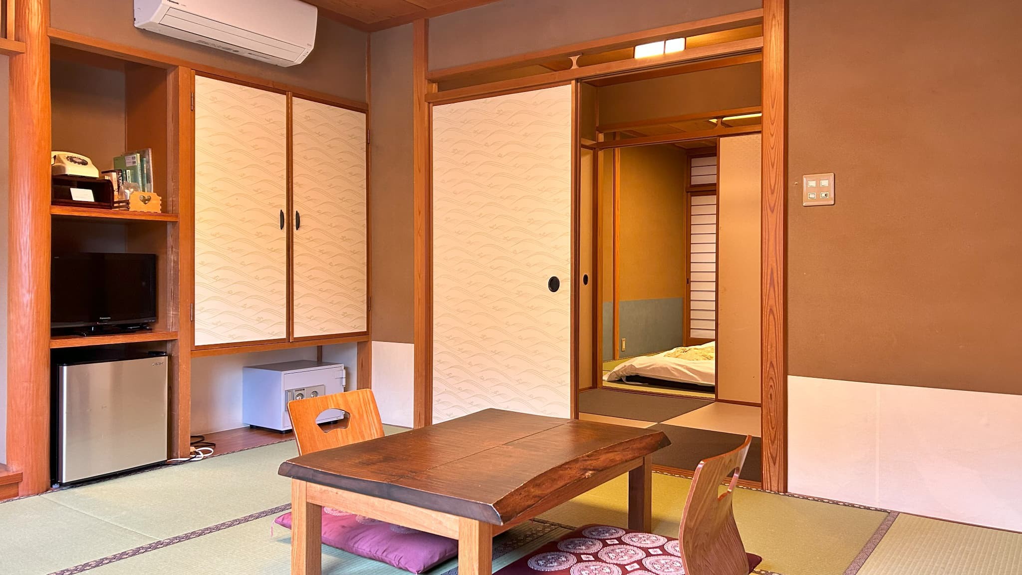 寝室とは襖2枚を隔てておりますので、静かにお休みいただけます。