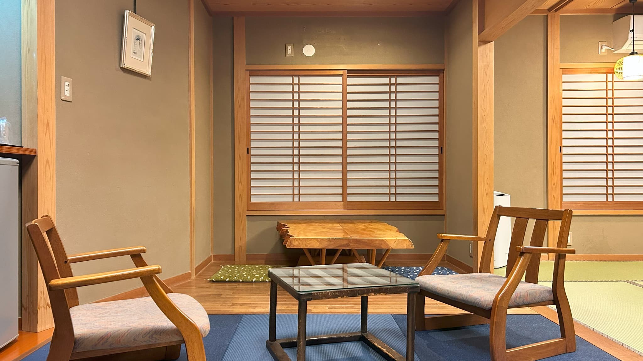 琉球畳や椅子があるモダンな雰囲気です。