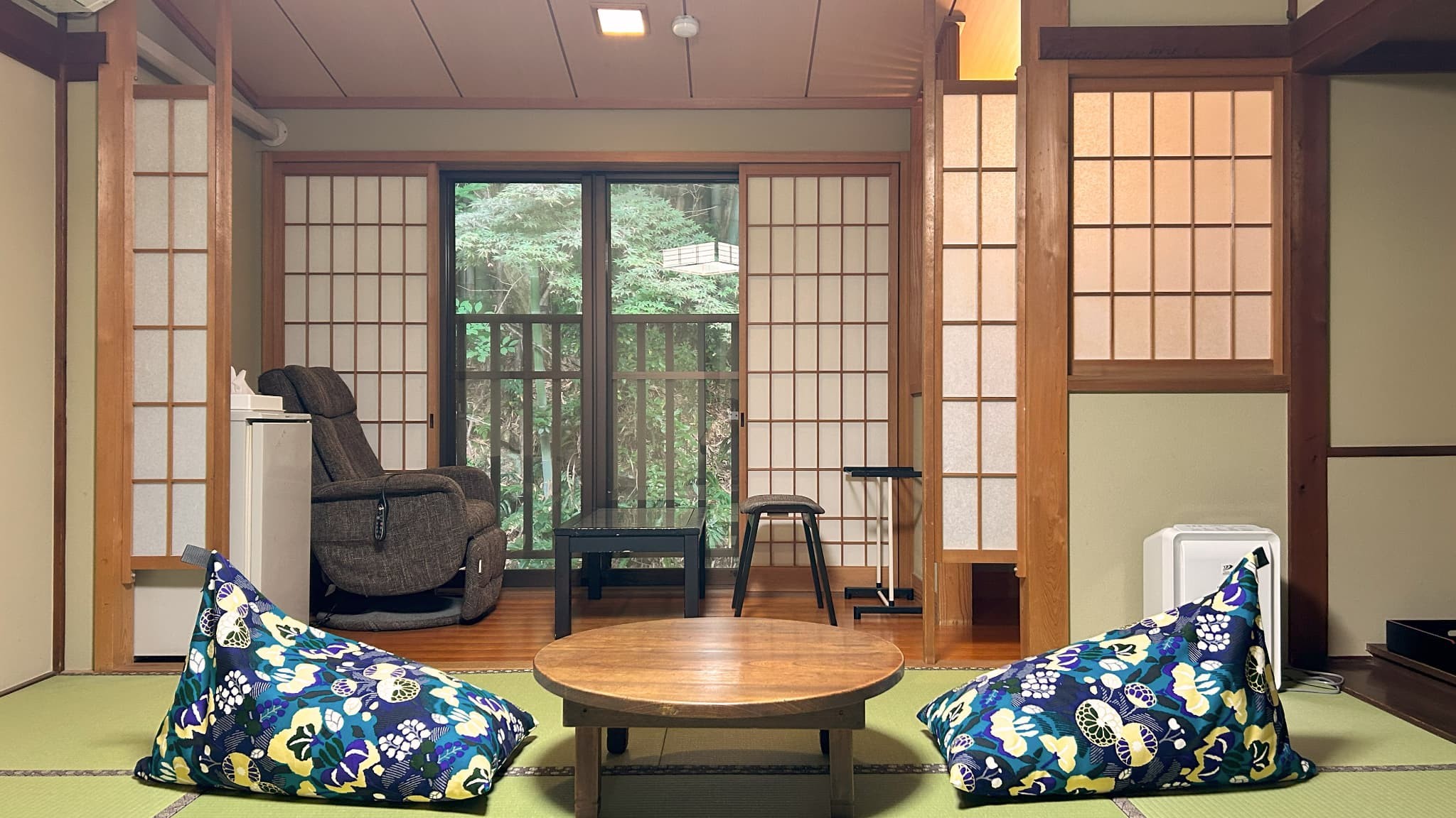 縁側にはマッサージチェアが設置されています。