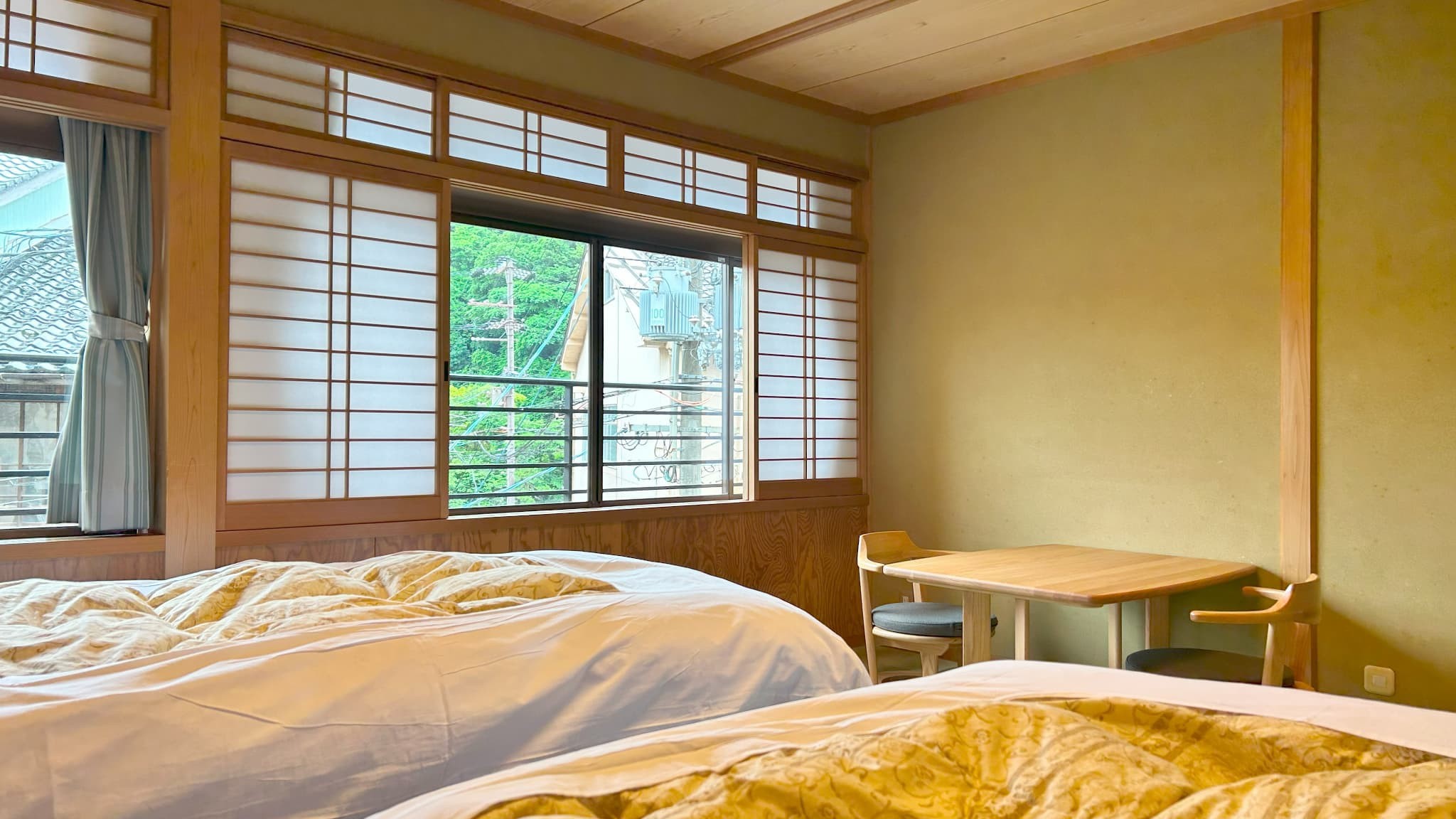 イスとテーブルが設置され、機能性の高いお部屋です。