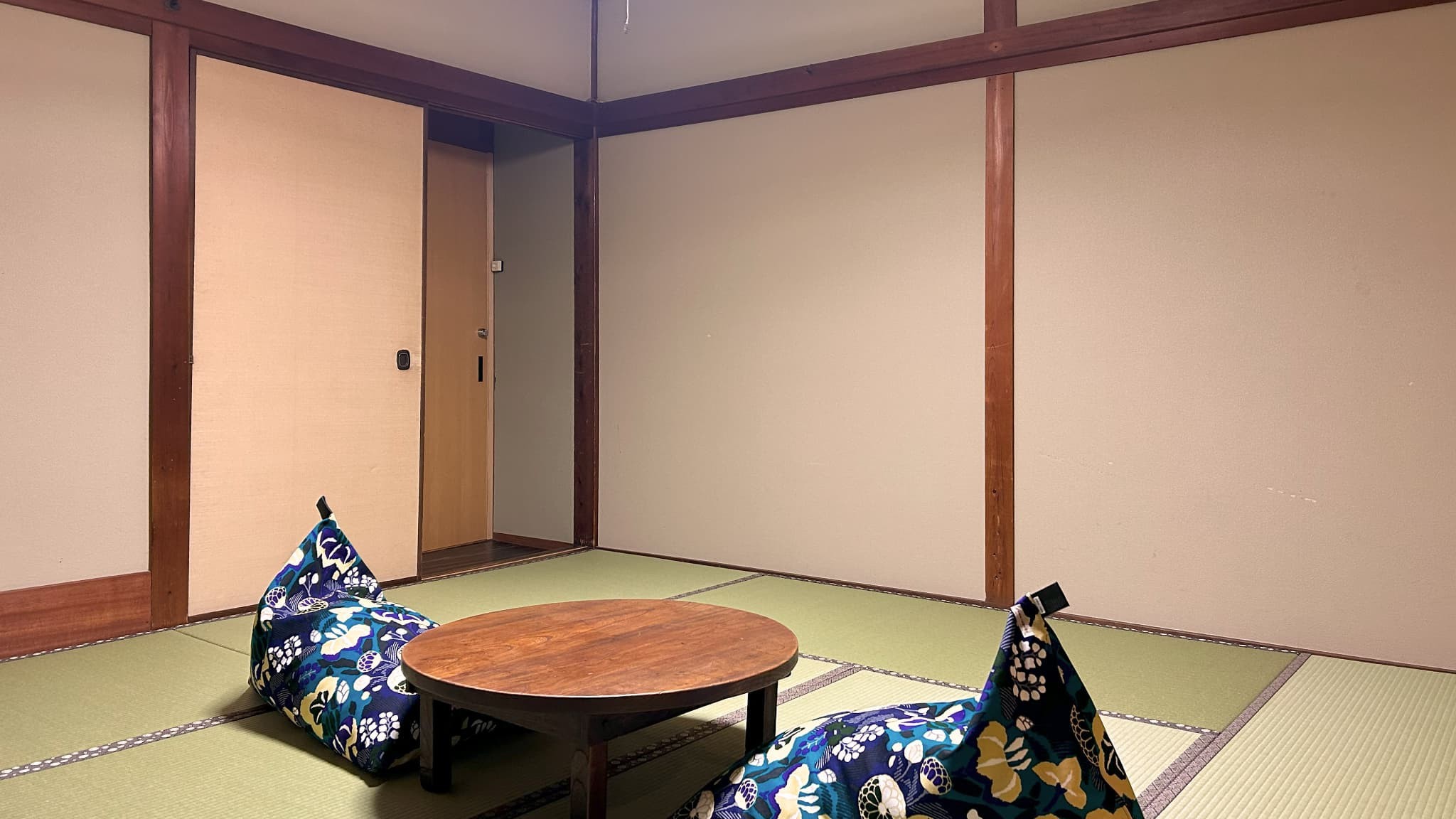 山側の静かな空間でゆったりとお過ごしください。