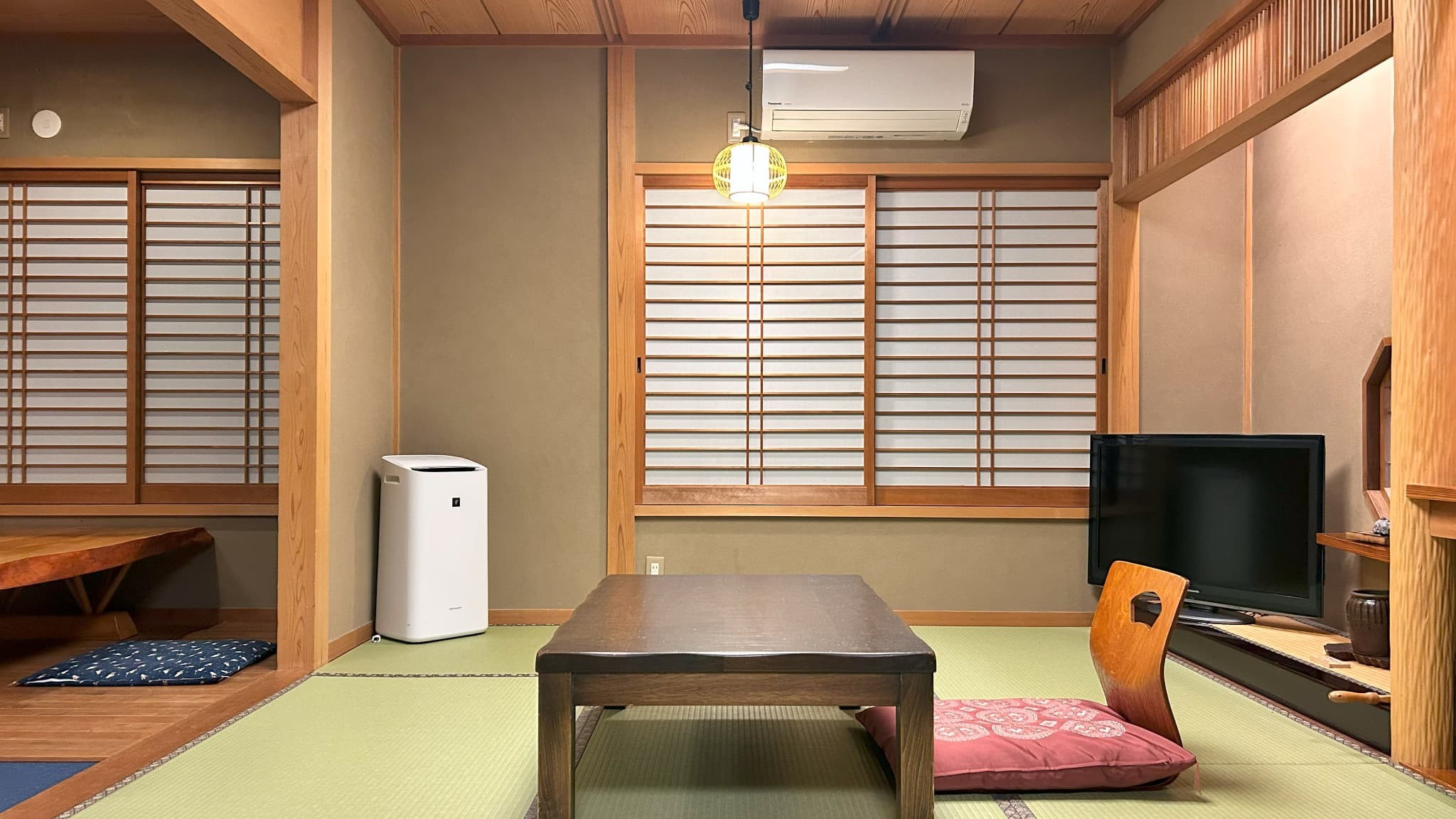 山側の静かな空間でゆったりとお過ごしください。