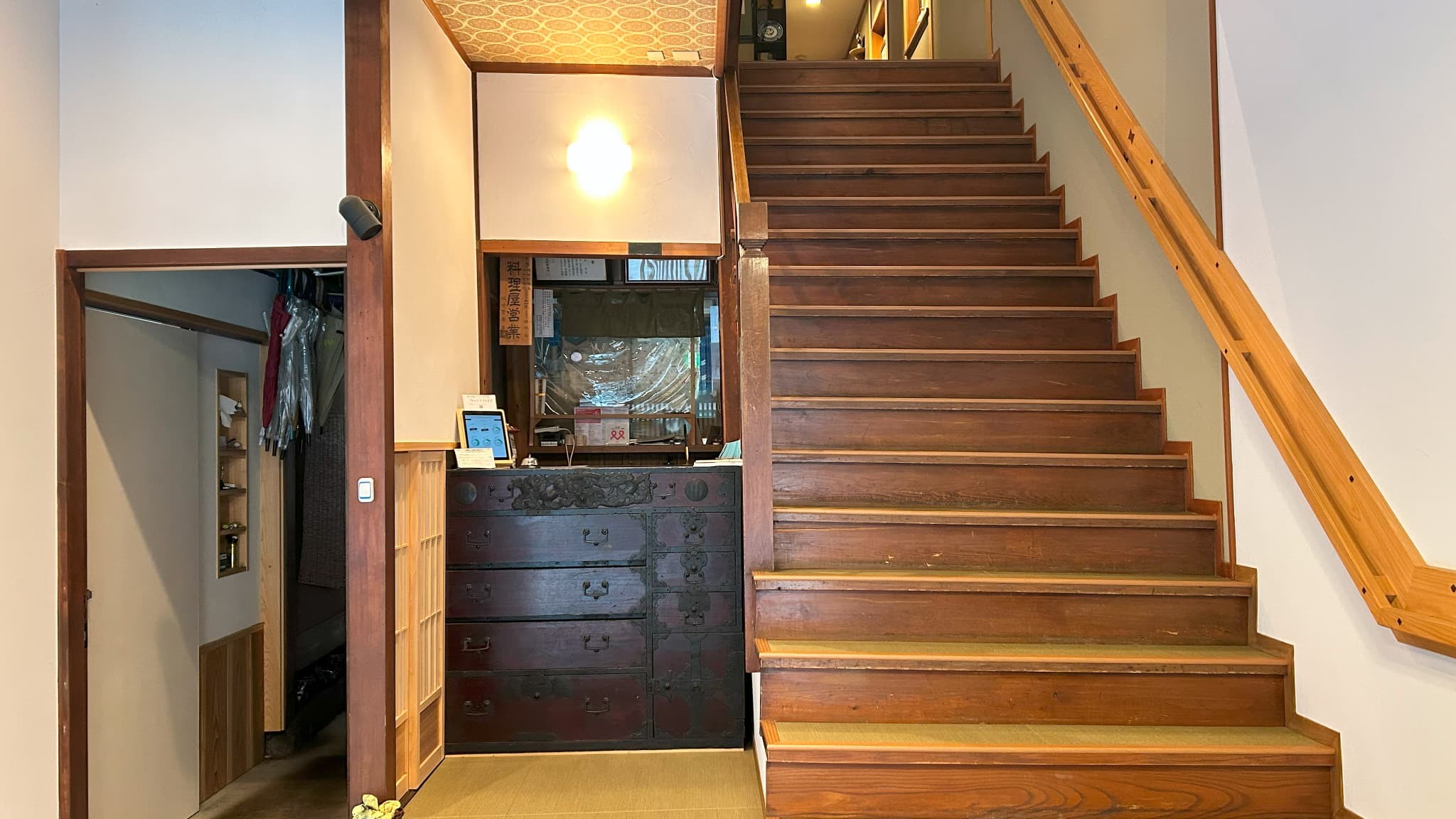 当館にはエレベーターはございません。全て階段でのご移動となりますことをご了承ください。