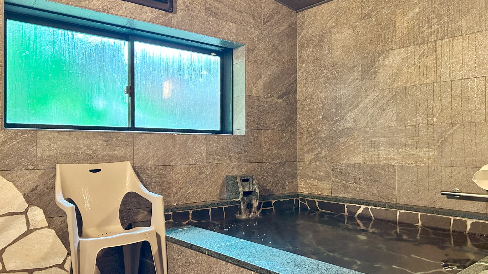 【貸切風呂A】広めの浴槽で旅の疲れを癒してください。