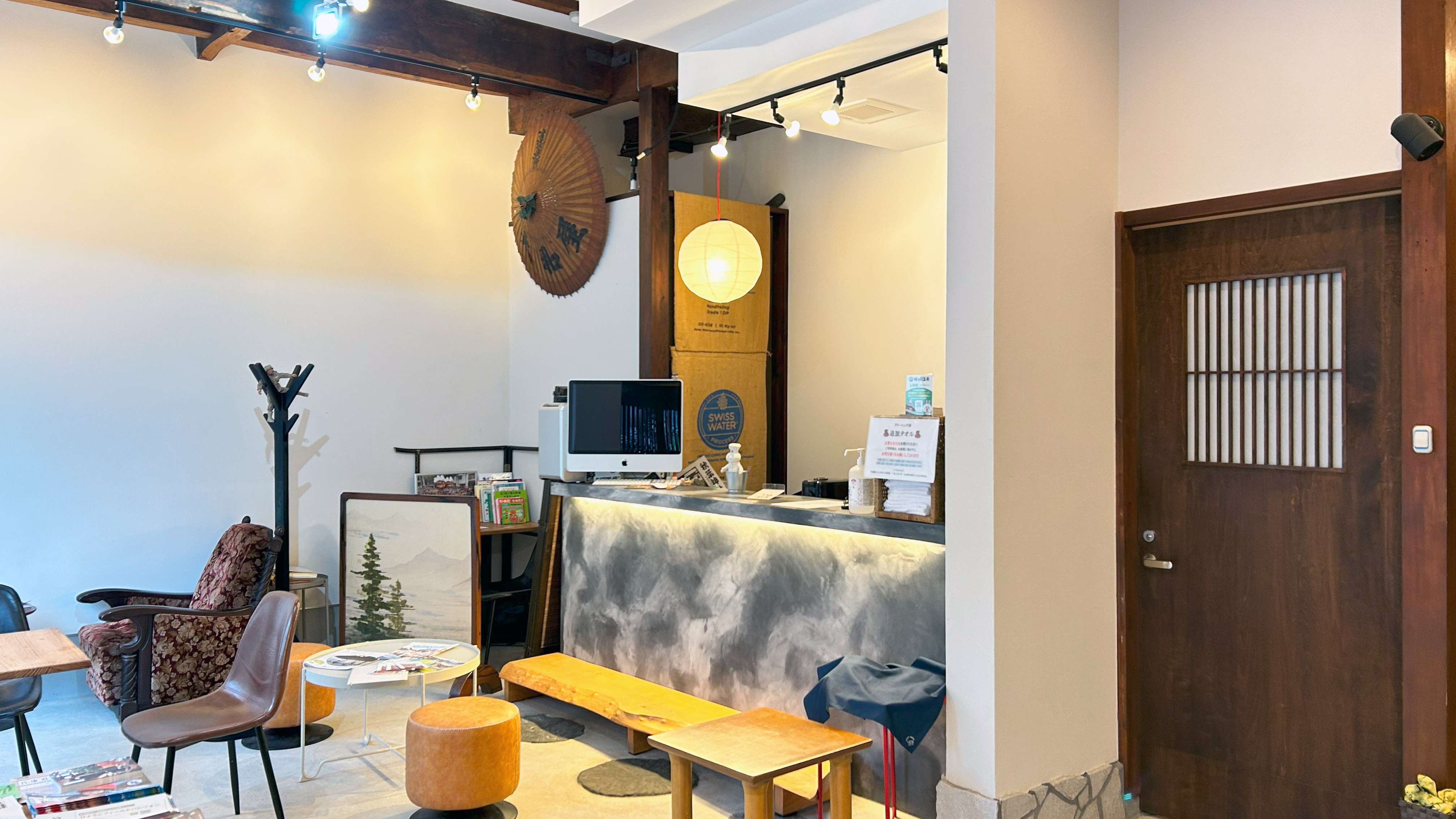 改装したばかりのモダンなフロント。