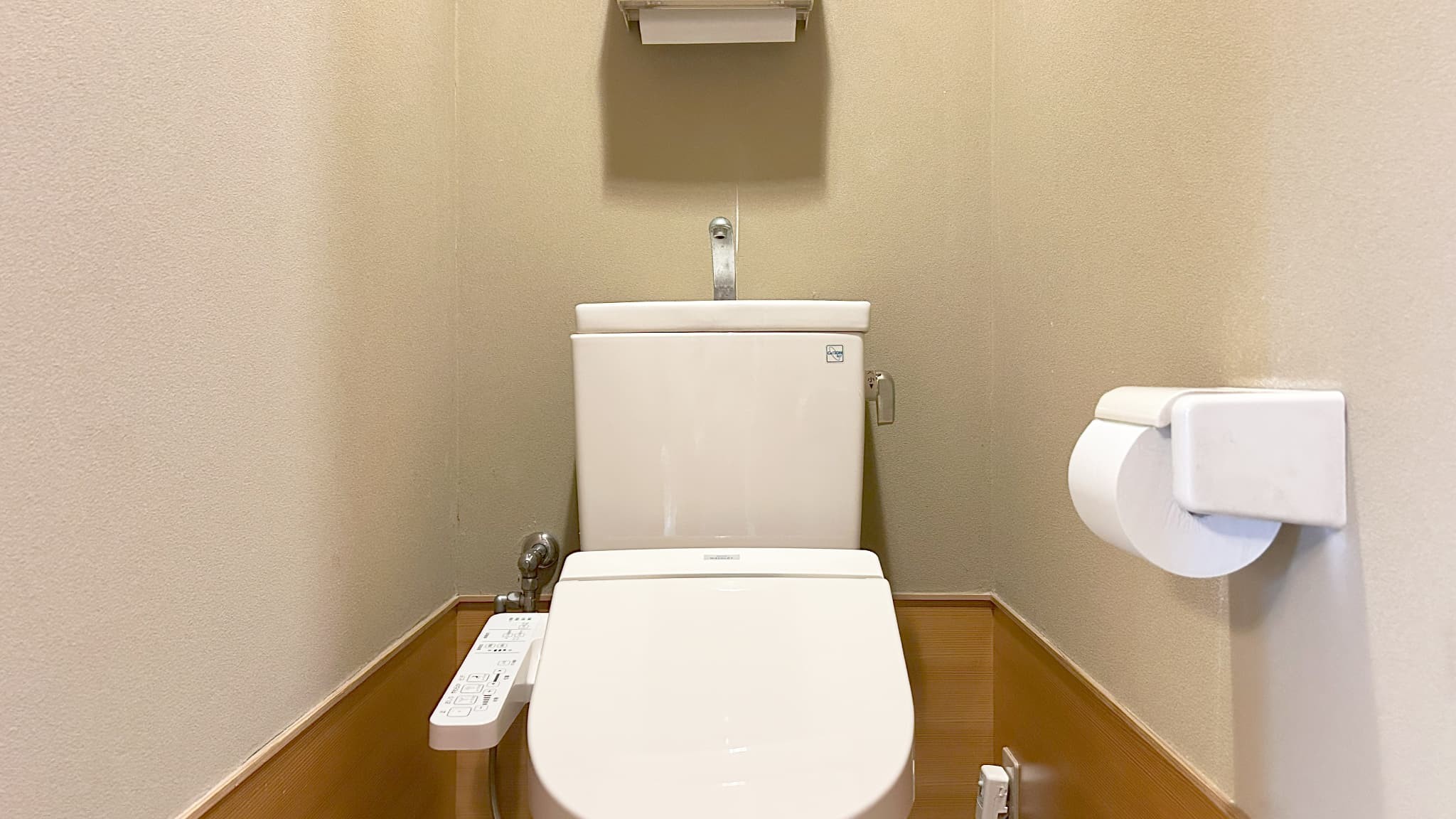 温水洗浄機能付きトイレを設置しております。