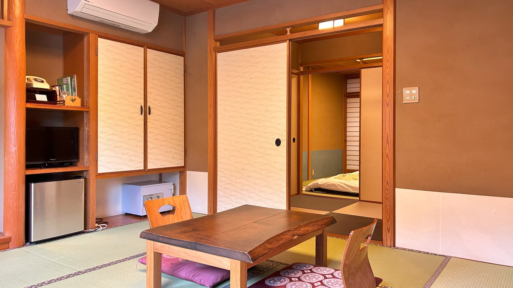 寝室とは襖2枚を隔てておりますので、静かにお休みいただけます。