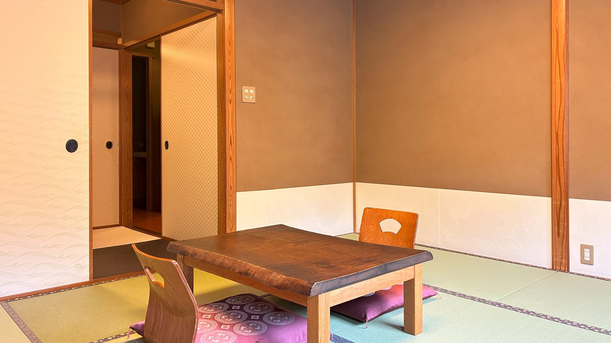 主室は2名様でもゆったりとお過ごしいただけます。