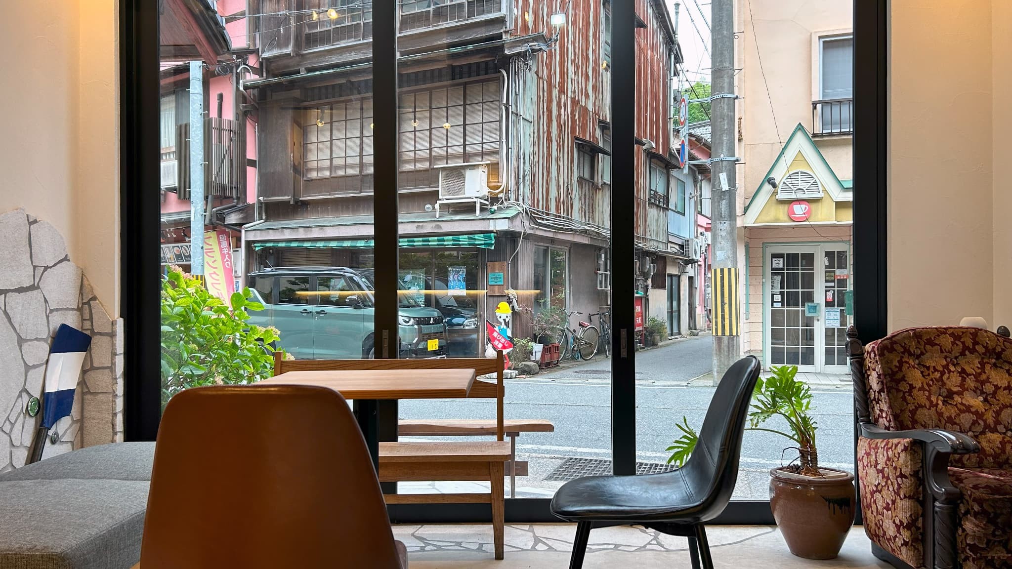 ロビーは湯の里通りに面しています。