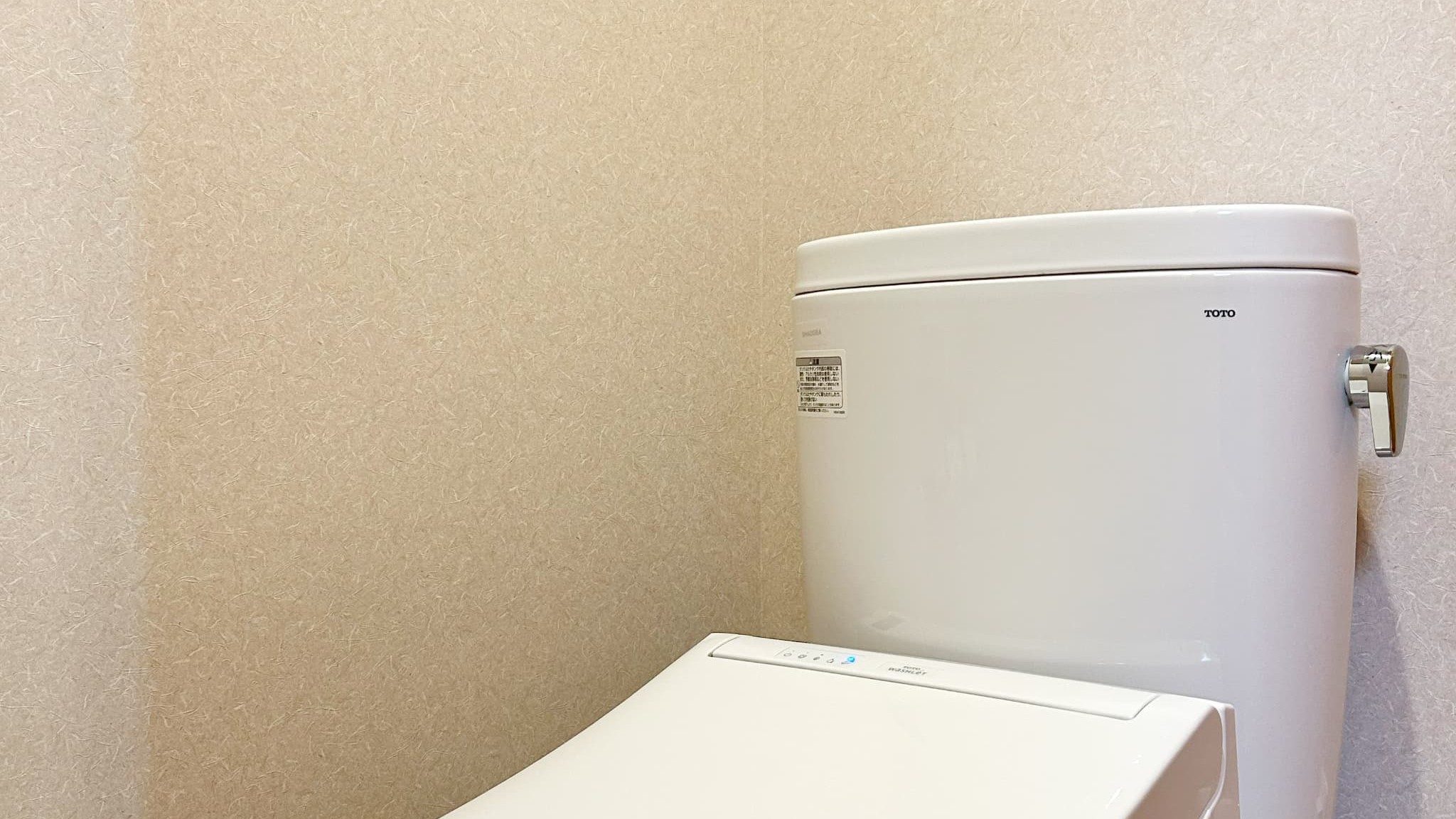 温水洗浄機能付きトイレを設置しております。
