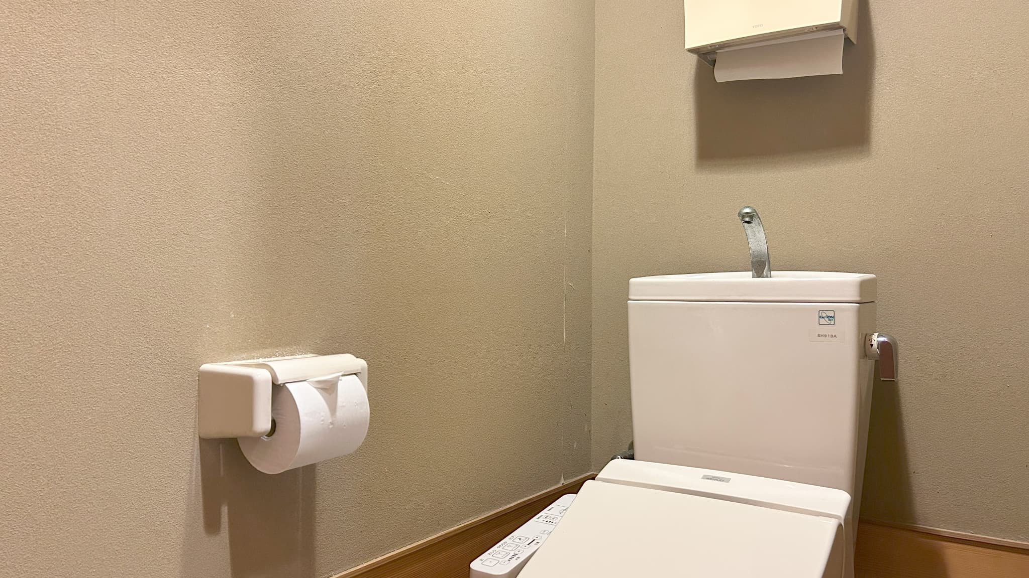 温水洗浄機能付きトイレを設置しております。