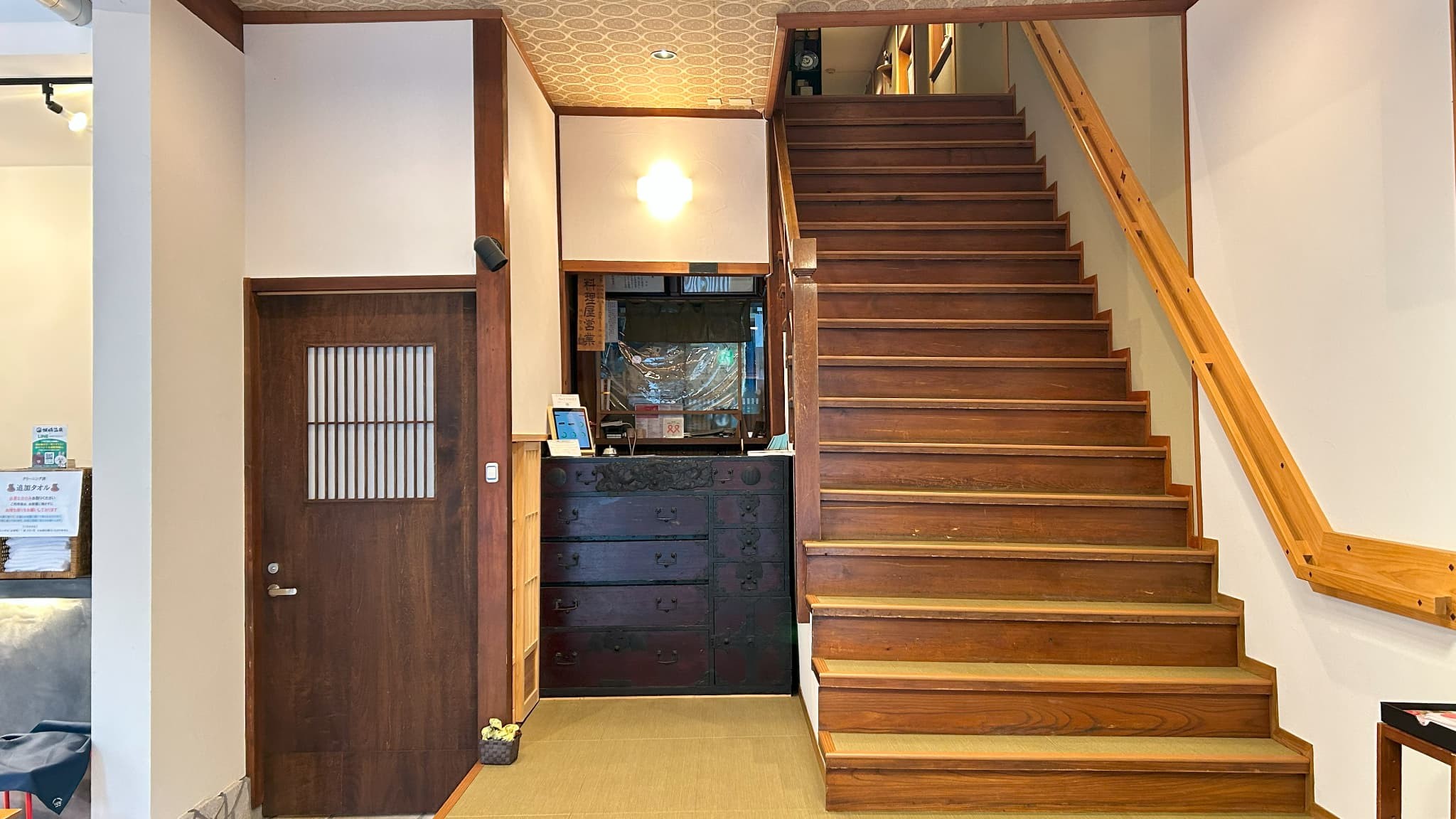 御履き物を脱いでおあがりください。