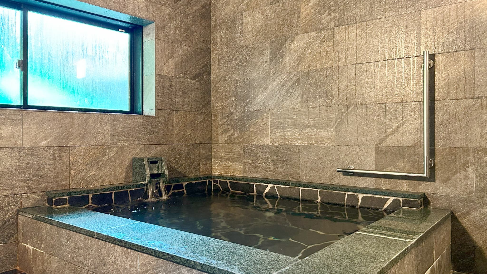 【貸切風呂A】広めの浴槽で旅の疲れを癒してください。