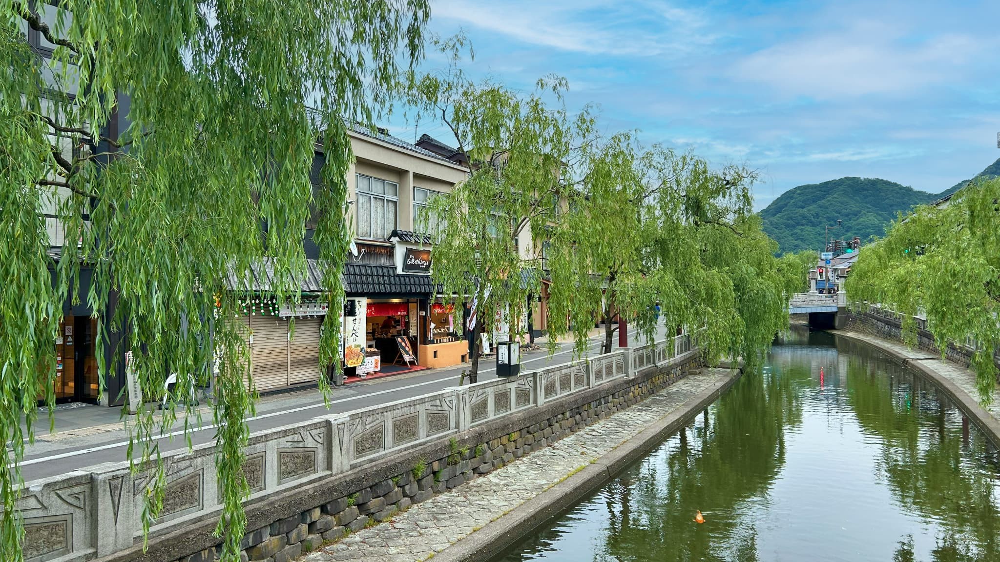 城崎の情緒あふれる街並みのすぐそばに位置しています。（徒歩2分）