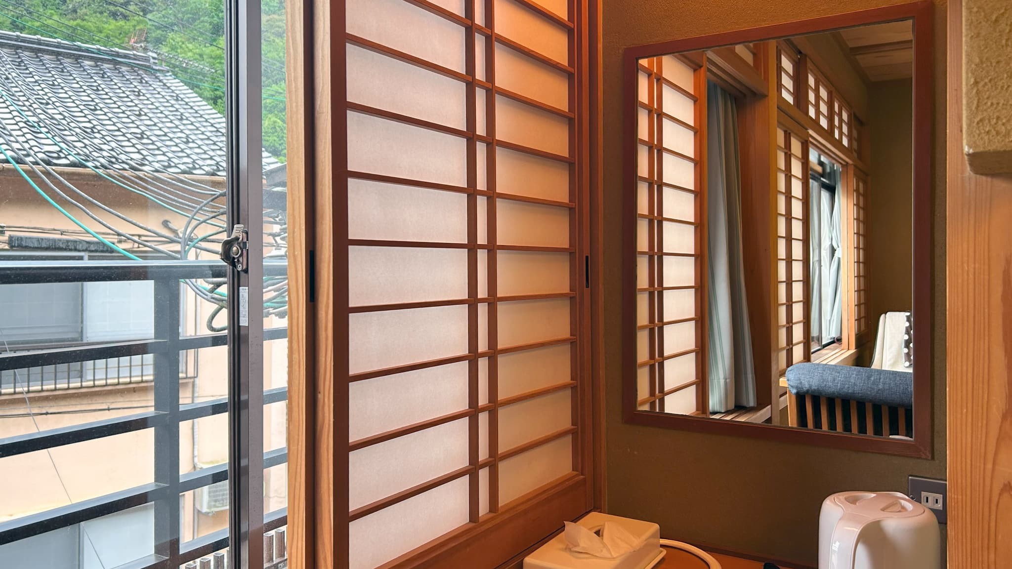 縁側には化粧台もあり、朝の身支度に便利です。