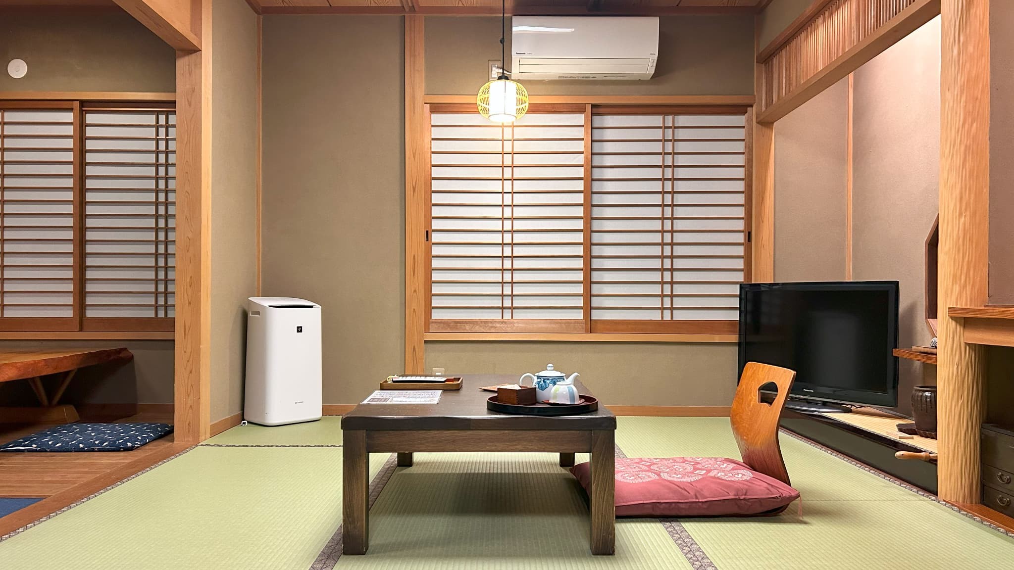 山側の静かな空間でゆったりとお過ごしください。