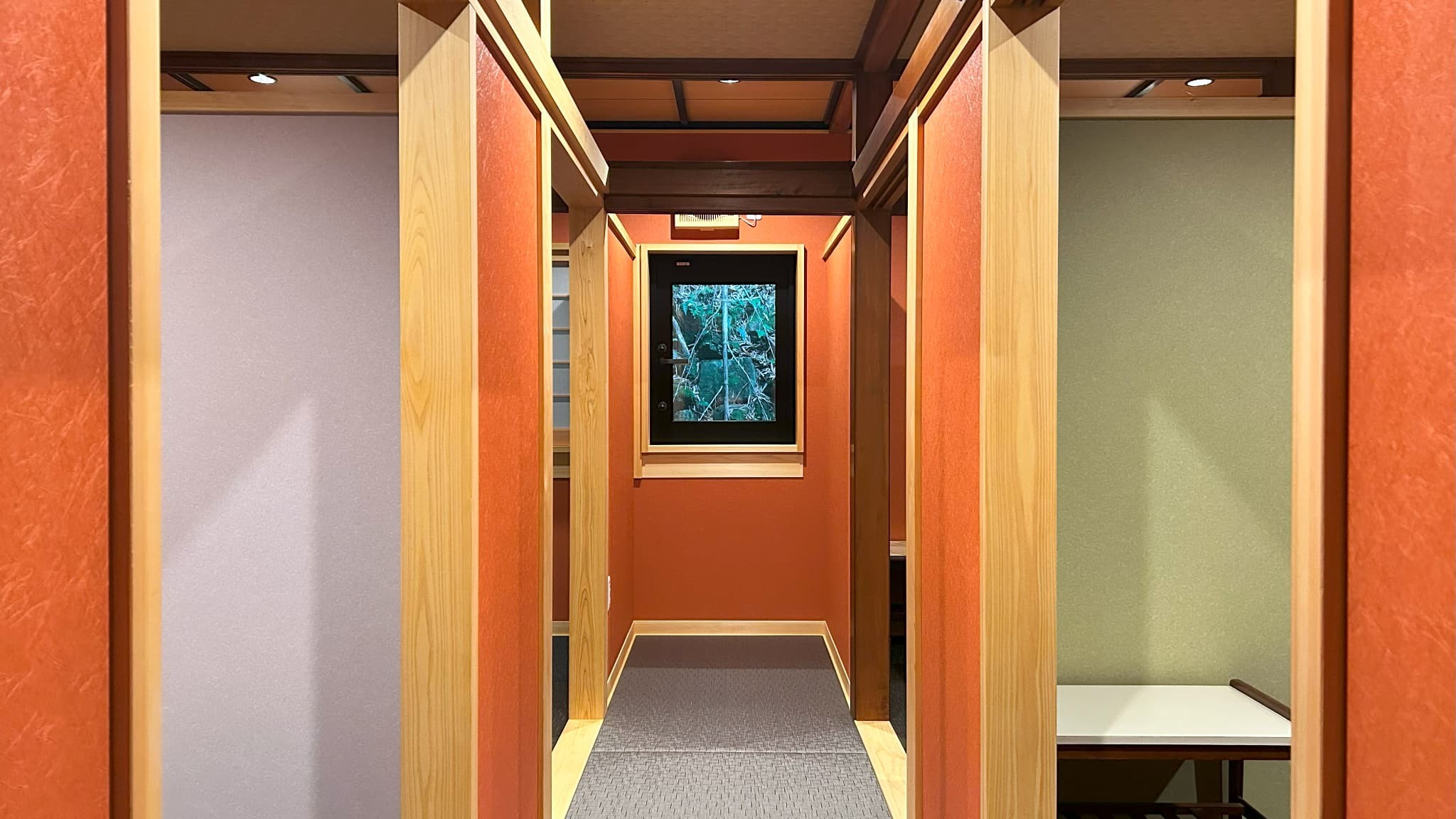 お食事はお食事処（半個室）でお召し上がりいただきます。