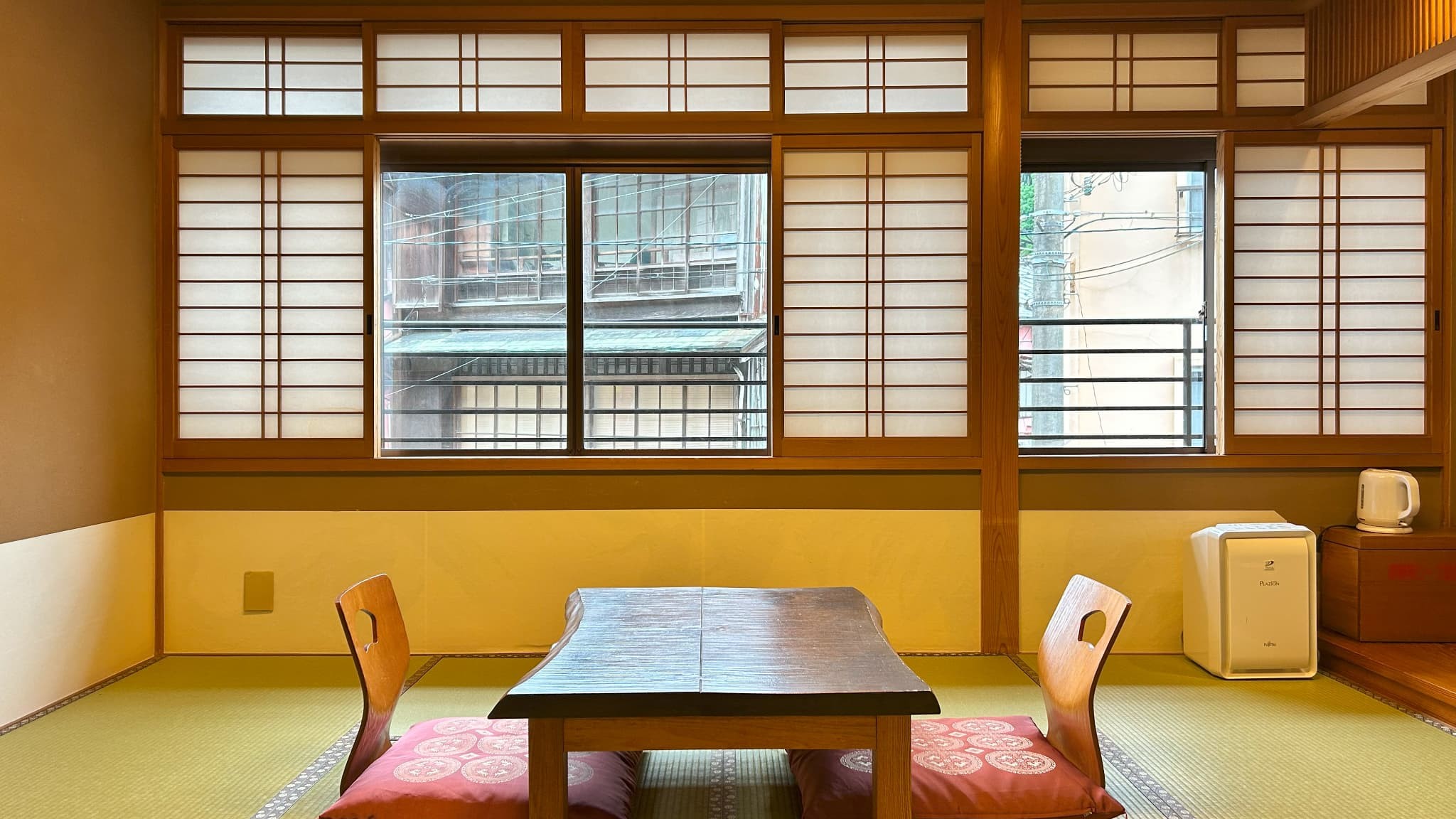 湯の里通りに面した広めの和室です。客室は階段を上がって2階です。