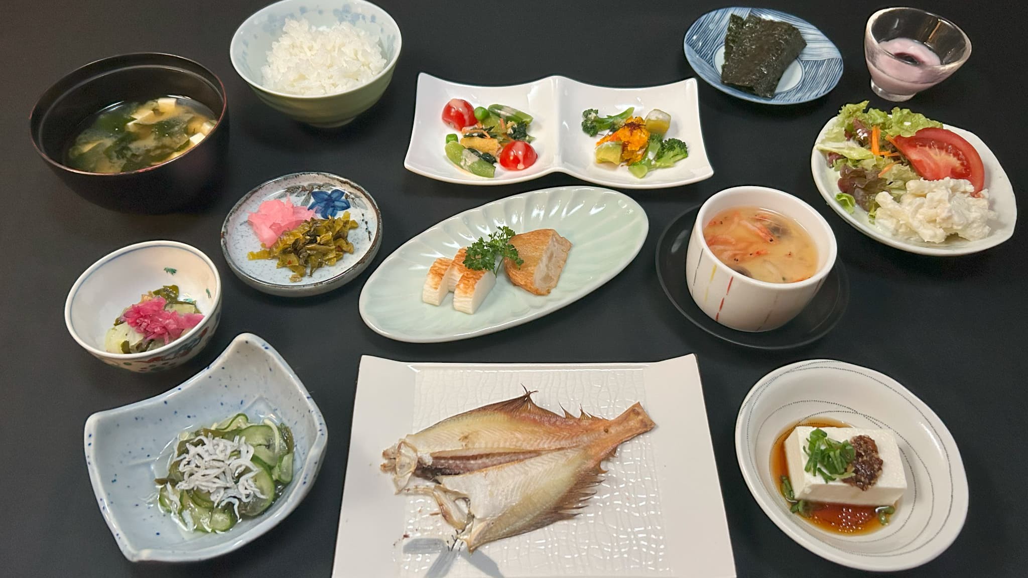 朝食は健康的な和食を準備しております。