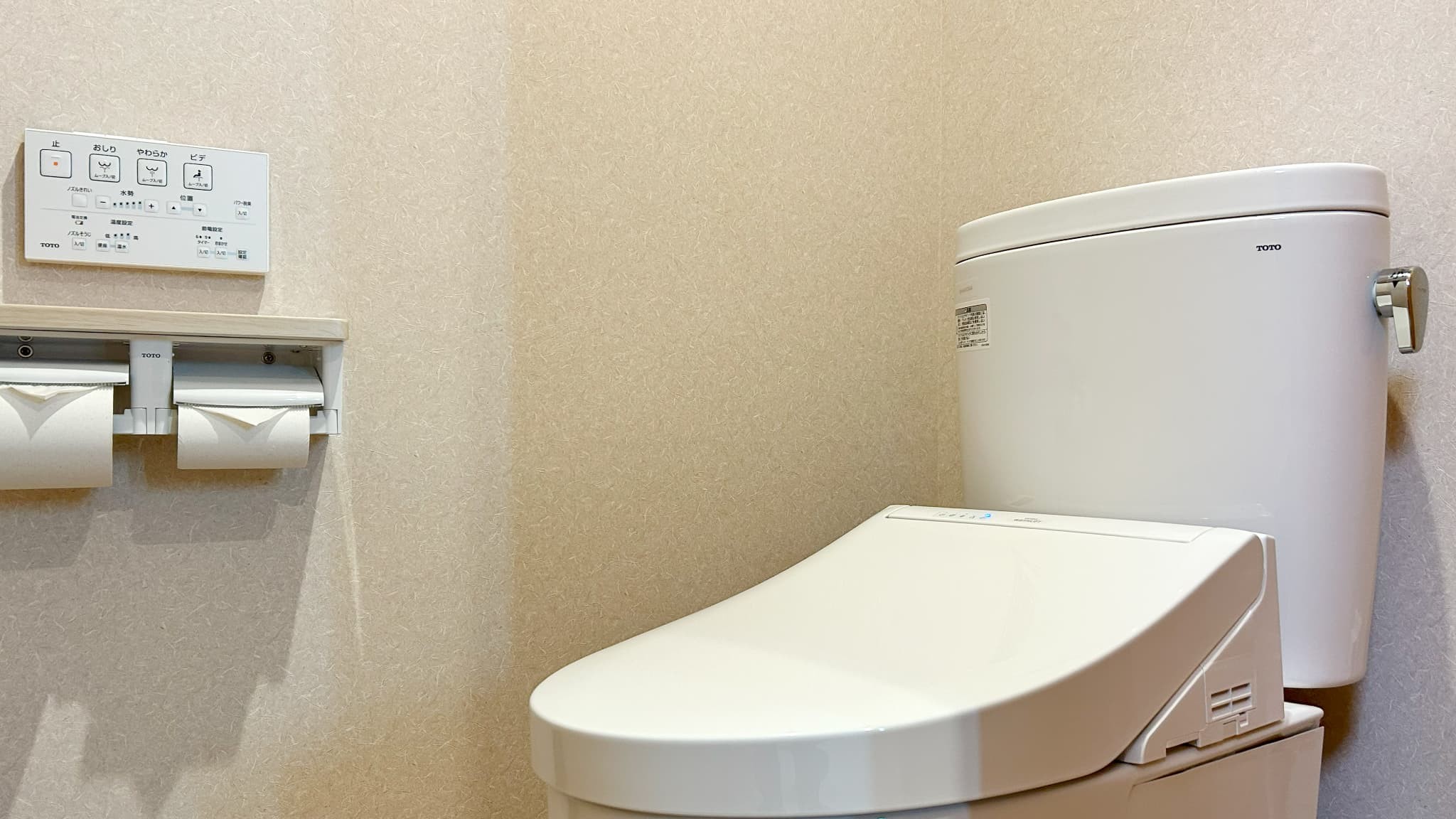 温水洗浄機能付きトイレを設置しております。