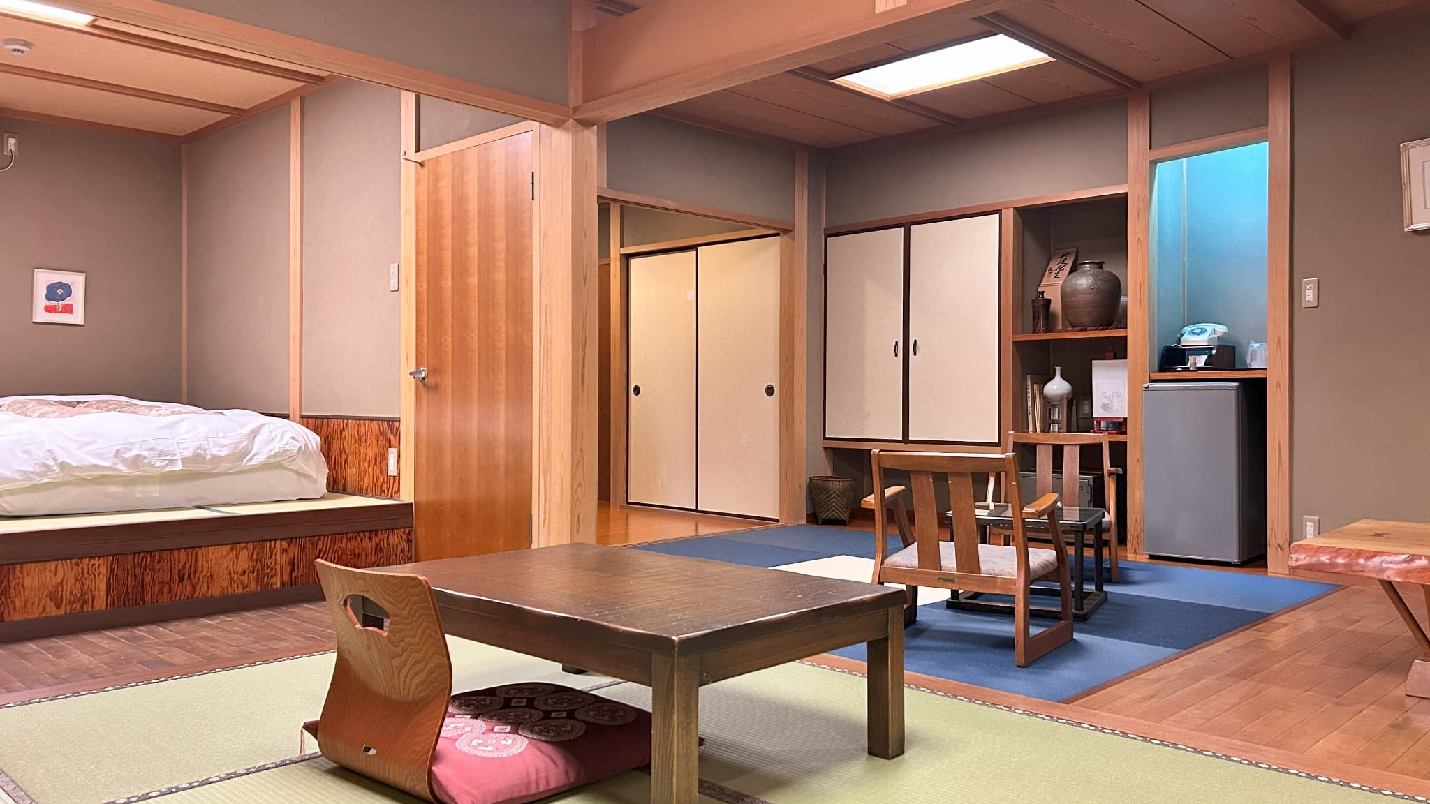 広々としたお部屋でごゆっくりとお過ごしください。