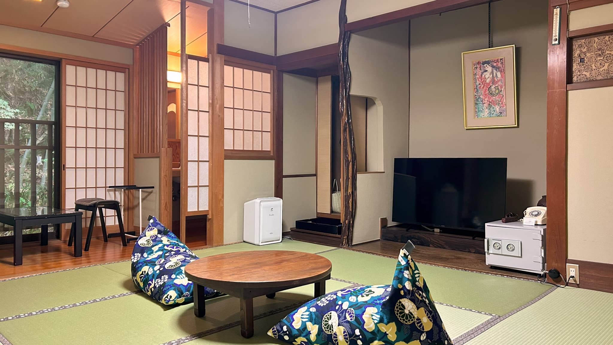 湯の里通りには面していない山側の和室です。