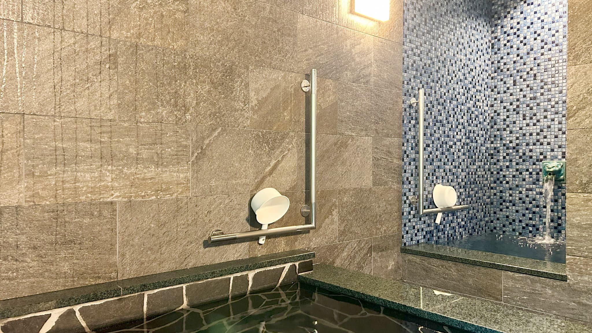 【貸切風呂A】コンパクトな水風呂もございます。