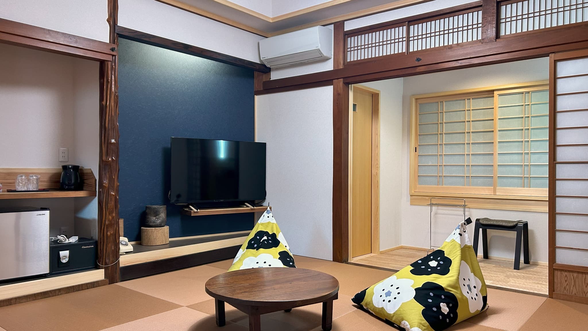 湯の里通りには面していない山側のモダン和室です。