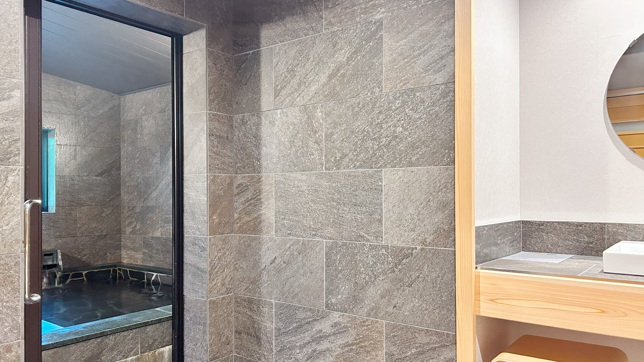 【貸切風呂A】改装したばかりのキレイな浴場。