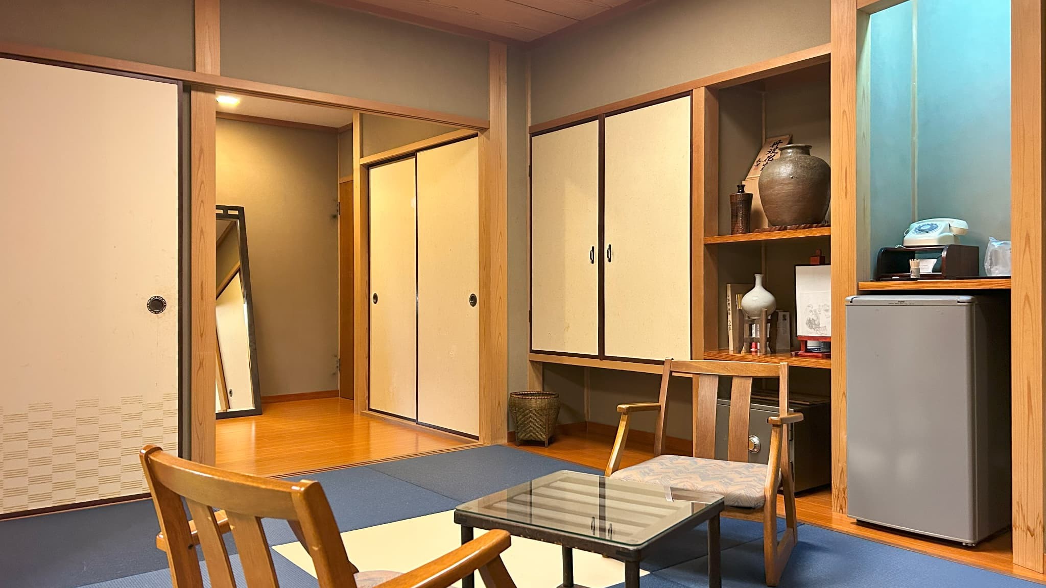 玄関とは襖で隔てているため、静かにお休みいただけます。