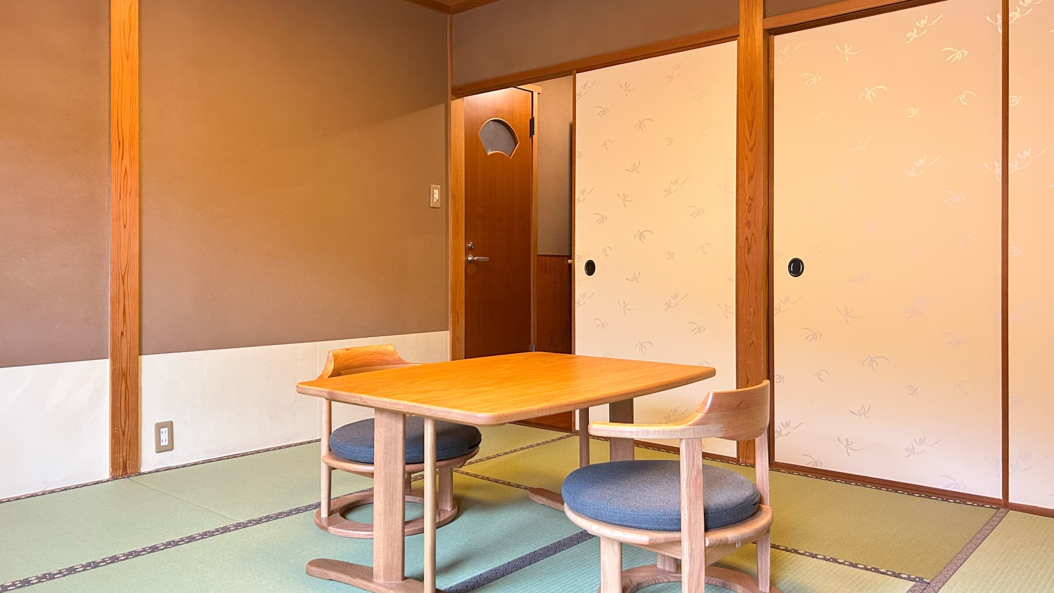 イスとテーブルが設置されており、リラックスしてお過ごしいただけます。