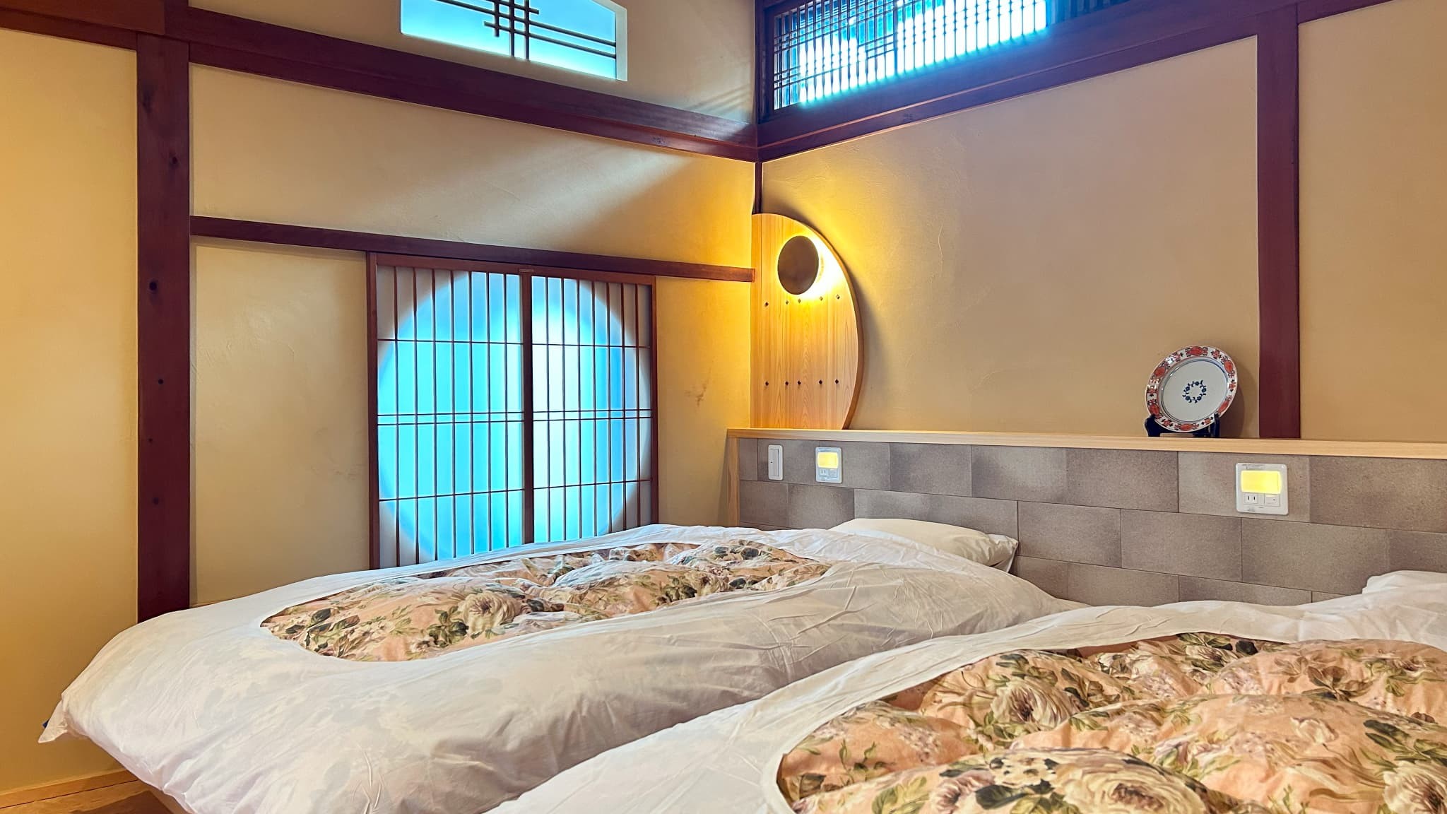 枕元にはコンセントもございます。