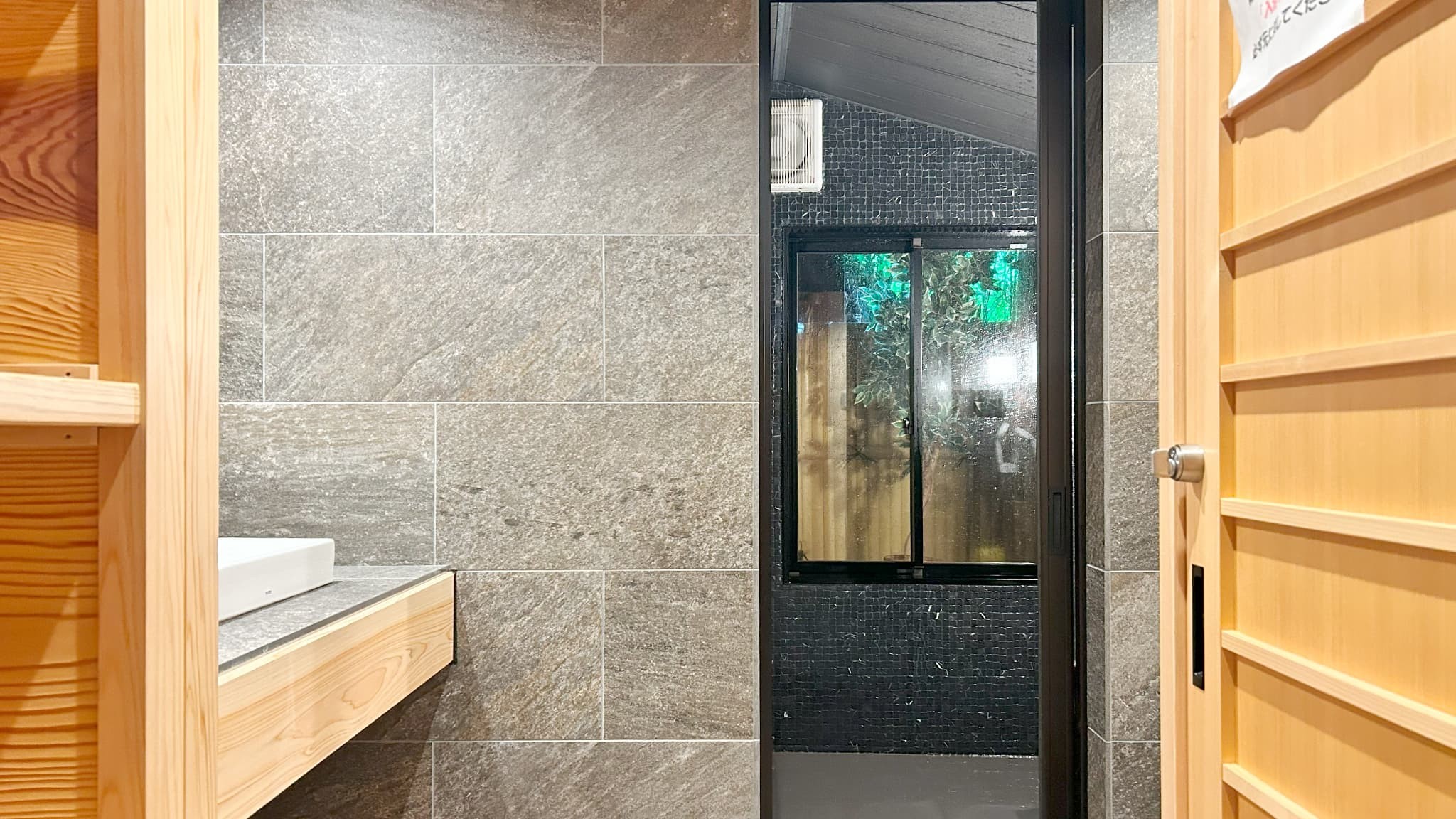 【貸切風呂B】カップルにもおすすめのコンパクトな設計です。