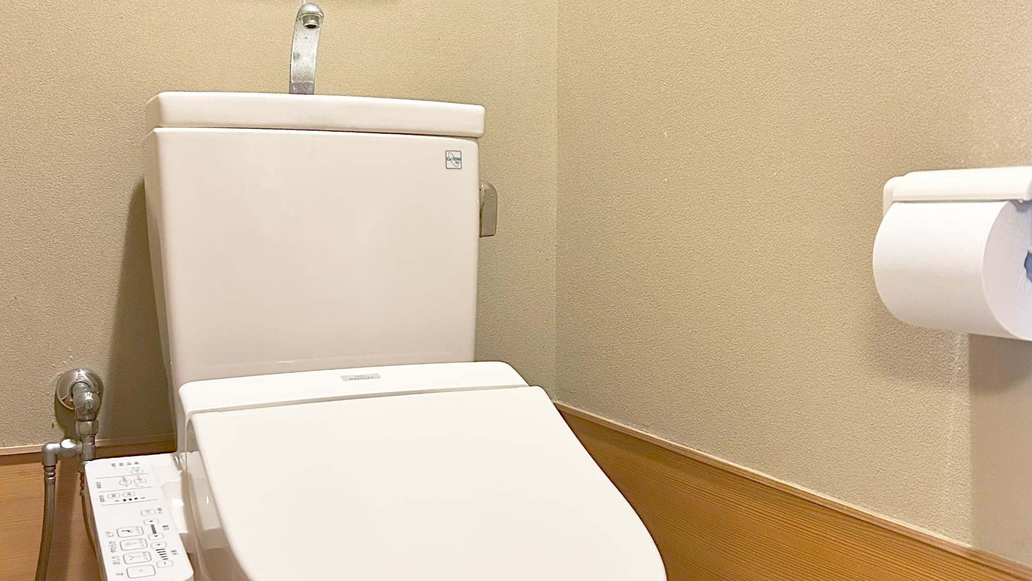 温水洗浄機能付きトイレを設置しております。