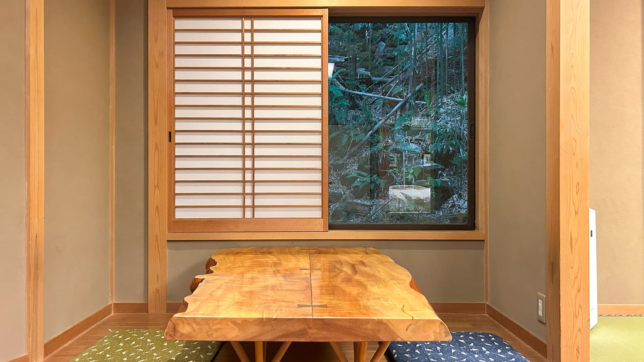 縁側は心安らぐ空間になっております。