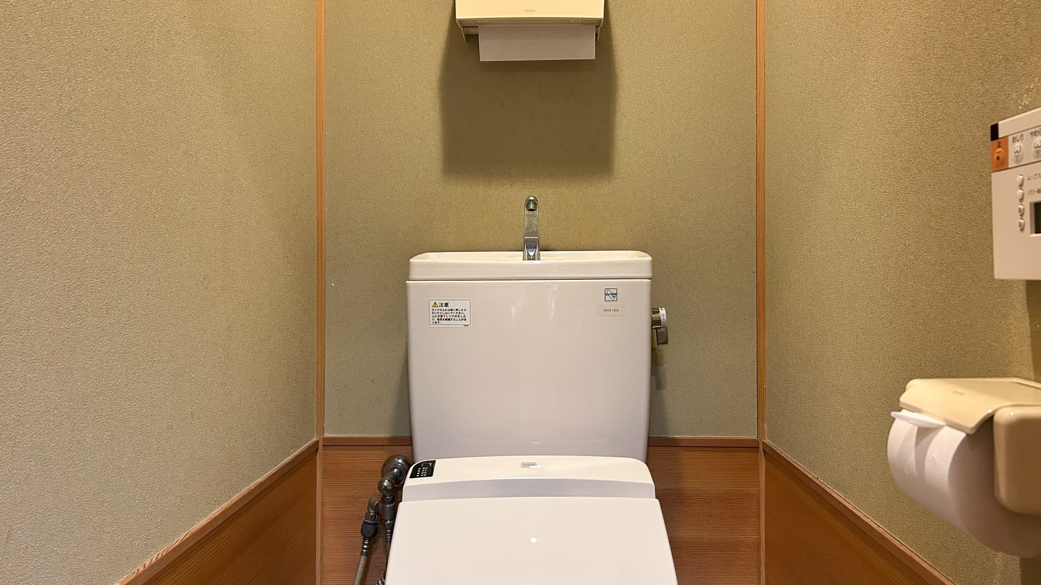温水洗浄機能付きトイレを設置しております。