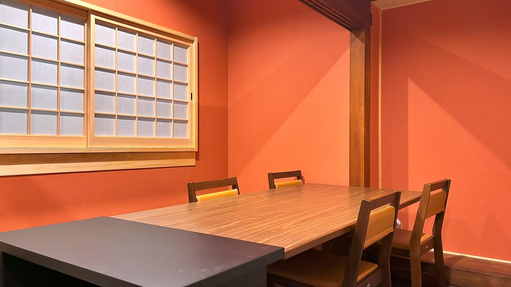 お食事はお食事処（半個室）でお召し上がりいただきます。