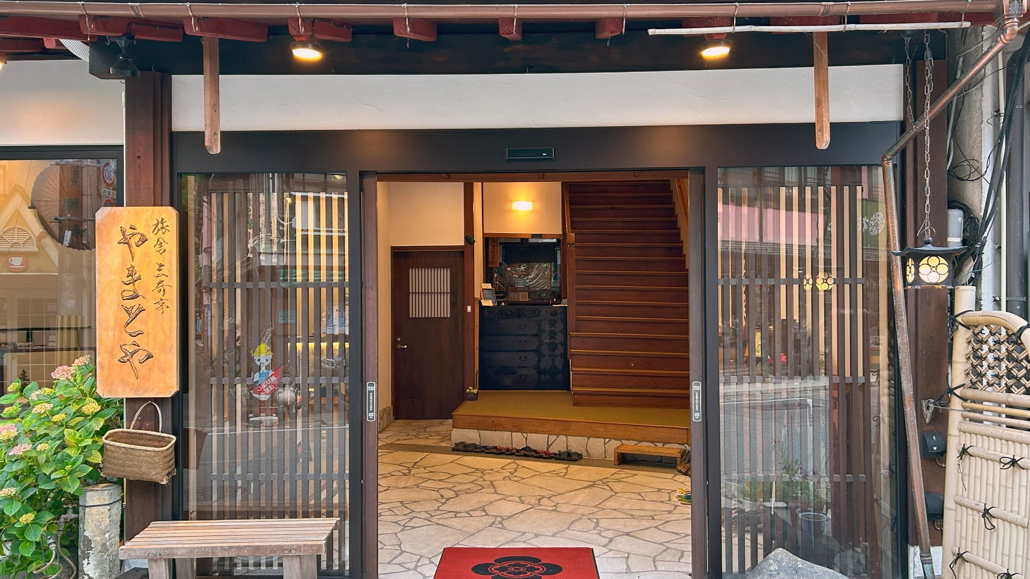 広めのエントランス。