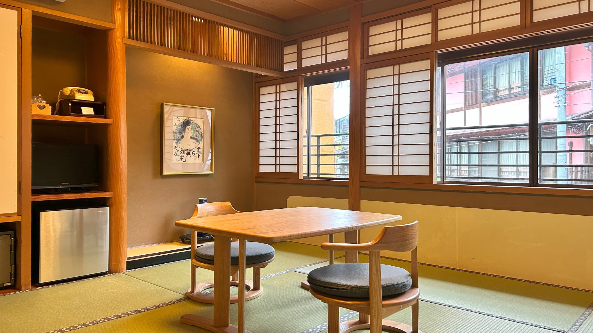 湯の里通りに面した機能性の高い和室です。客室は階段を上がって2階です。
